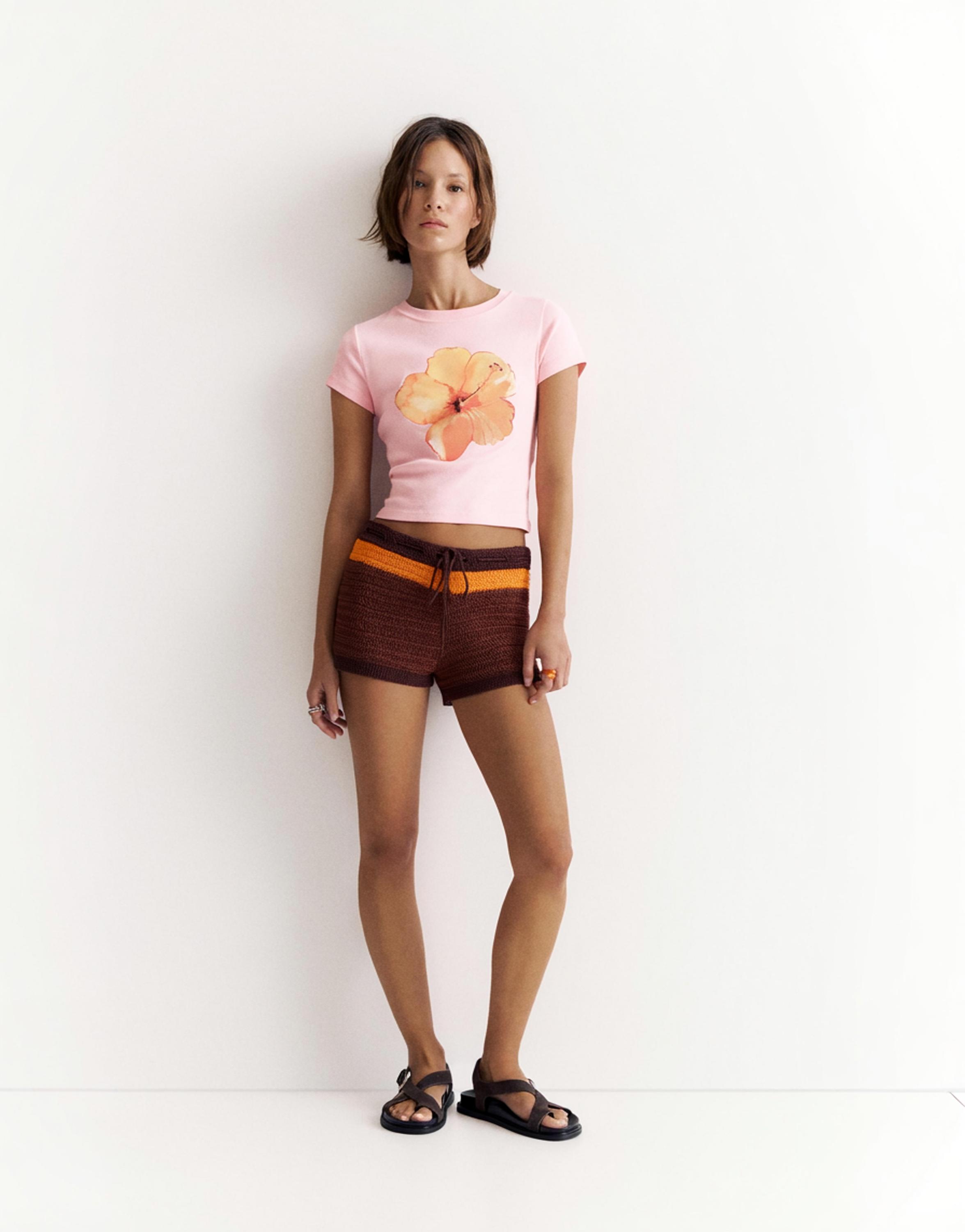 Pink hibiscus flower graphic T-shirt — Pale pink