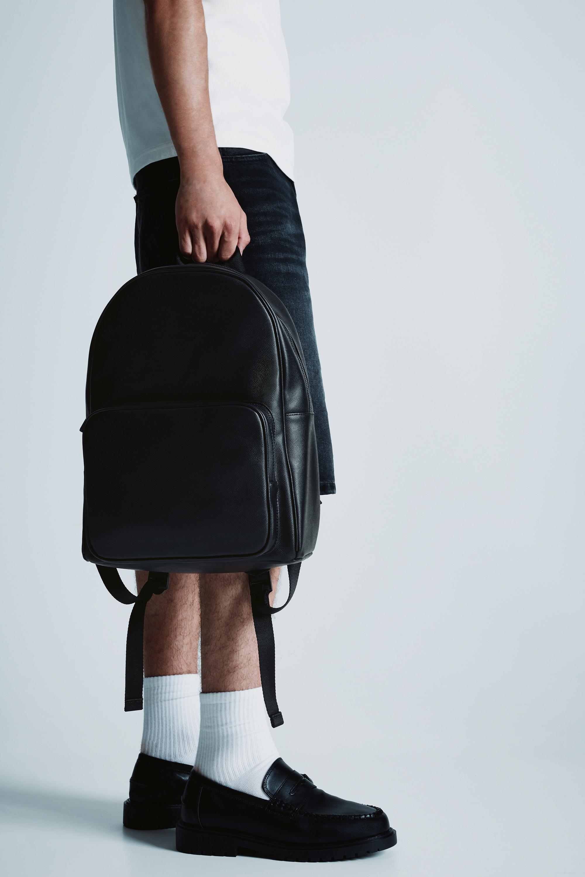 Textured pocket backpack — Black