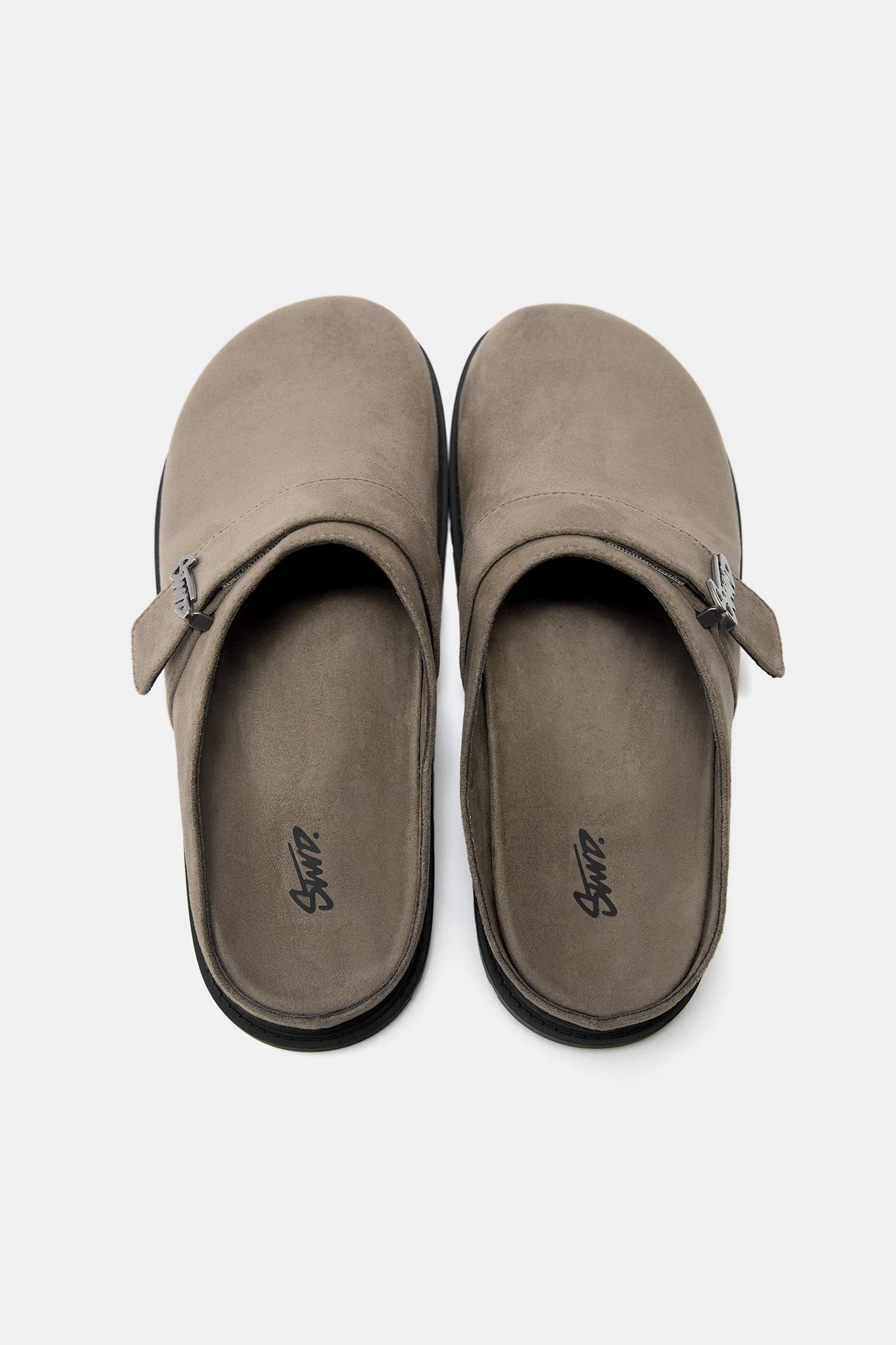 Clogs with STWD buckle — Grey