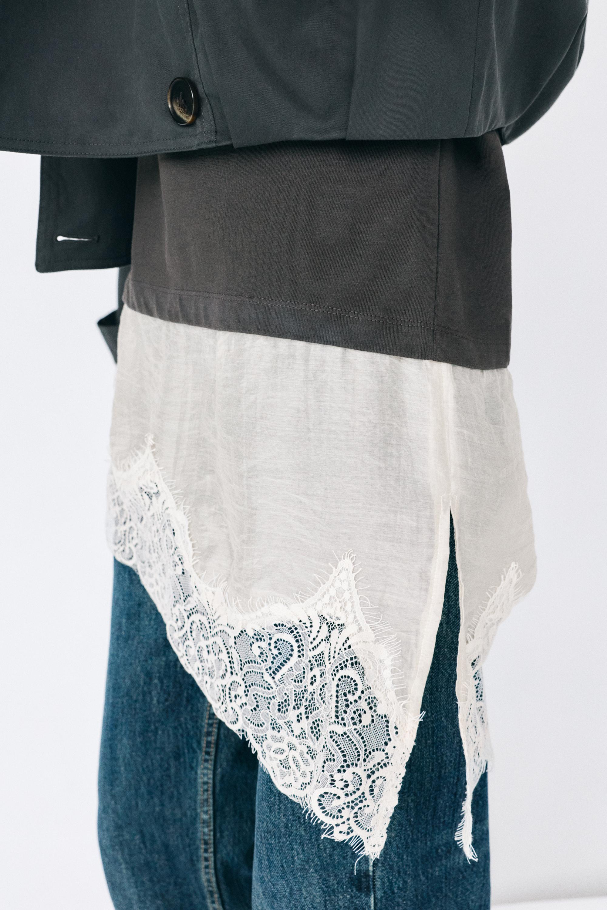 Contrast T-shirt with lace hem — Anthracite grey