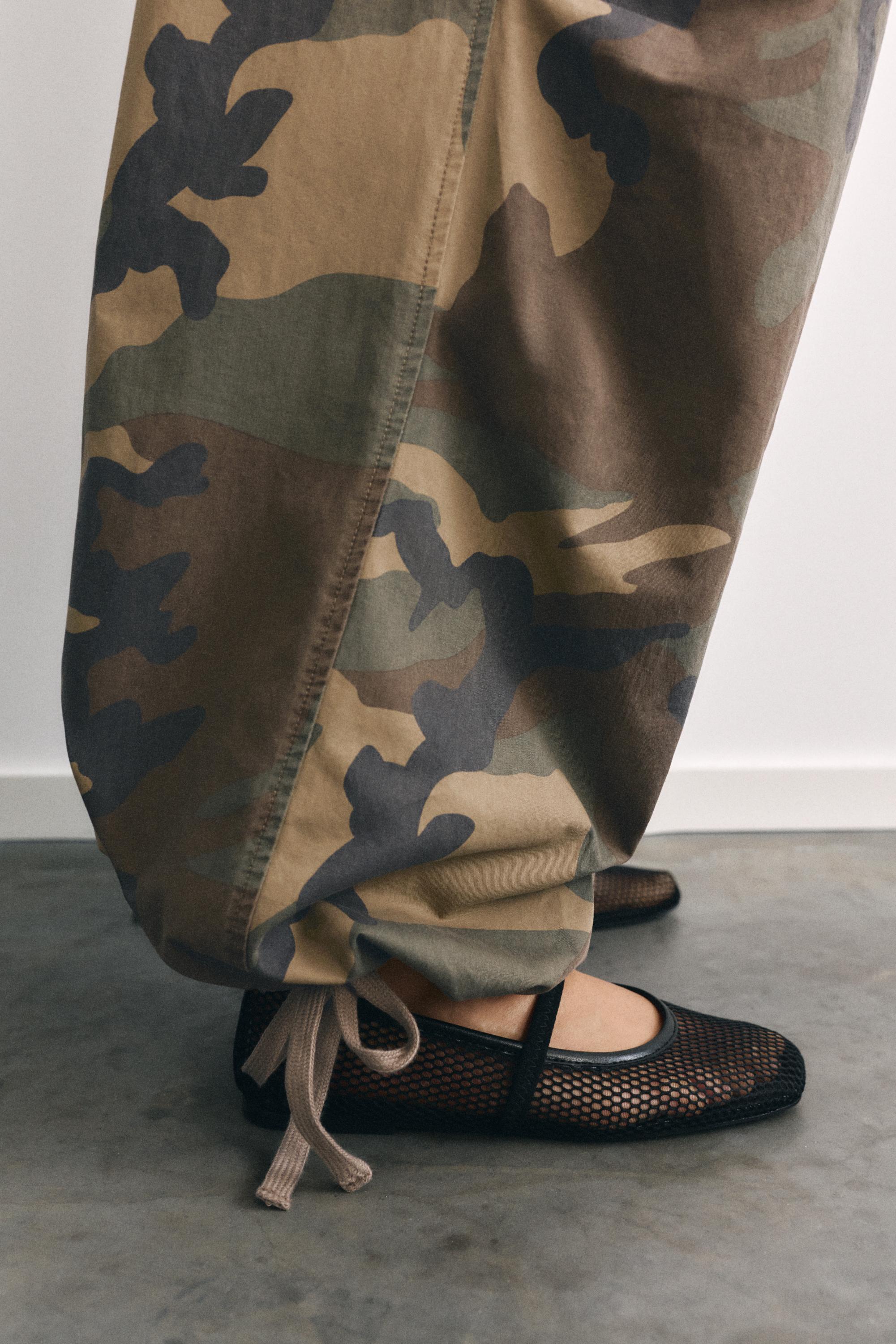 Printed parachute trousers — Khaki