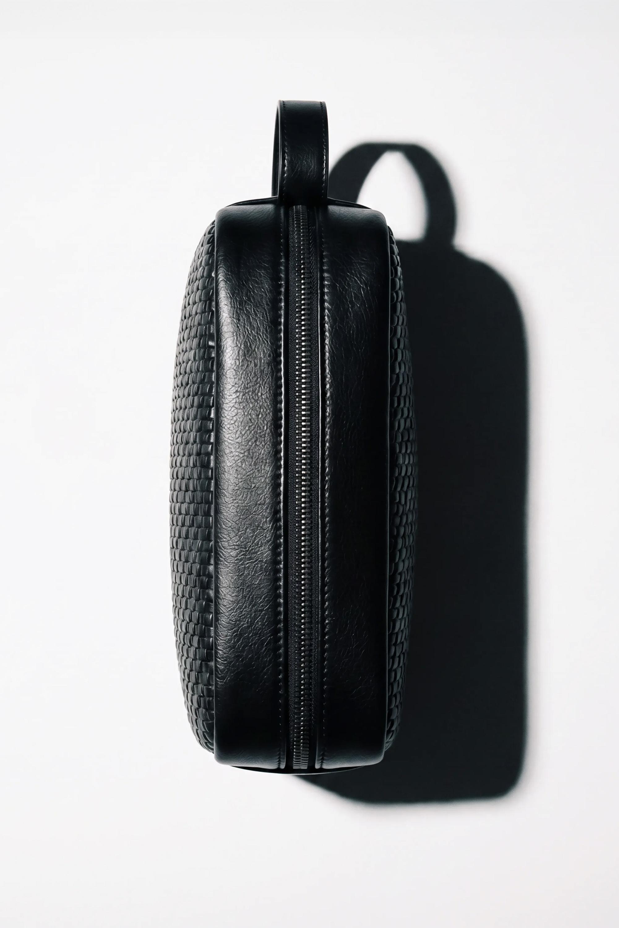 Woven wash bag with handle — Black