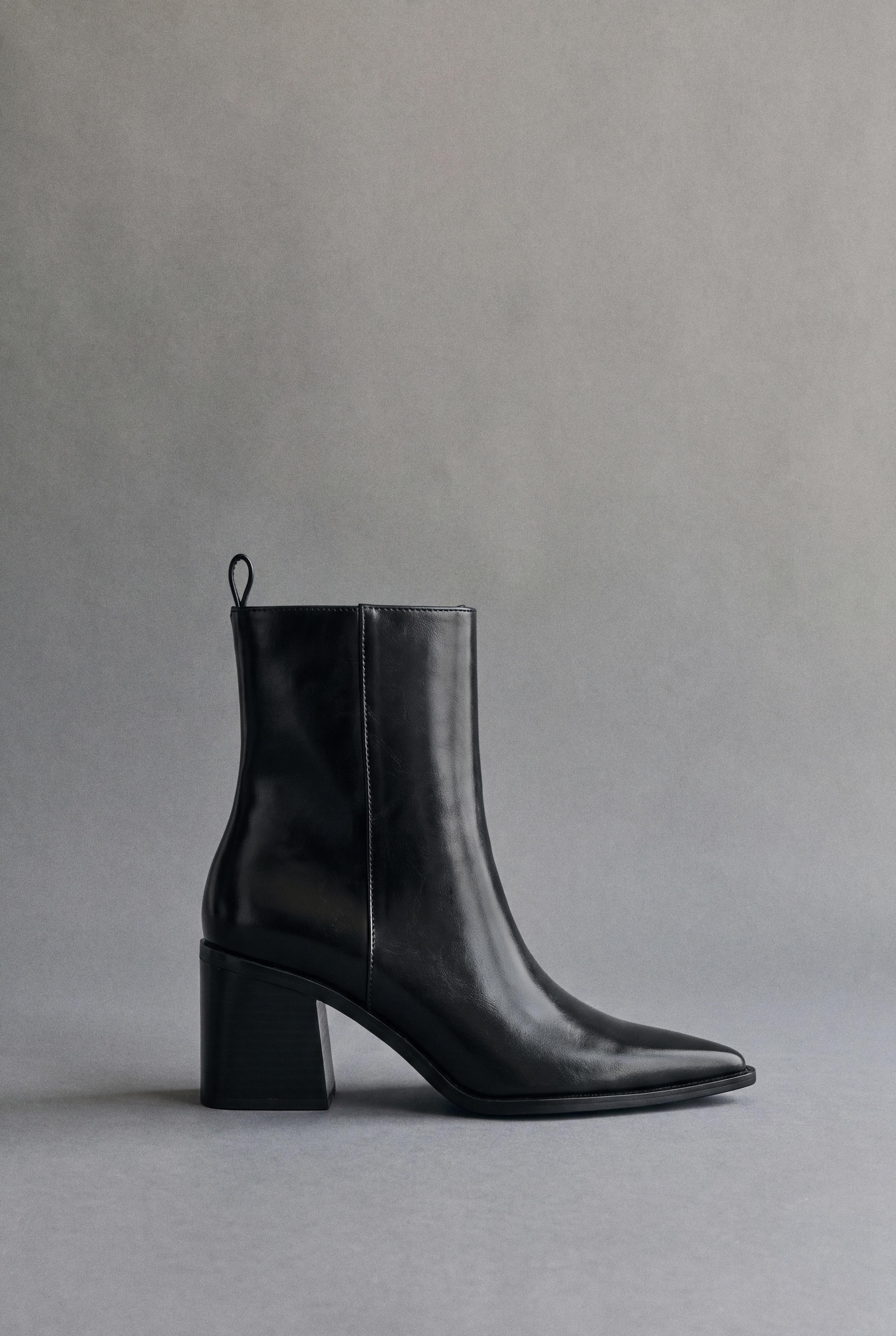 Block heel ankle boots — Black