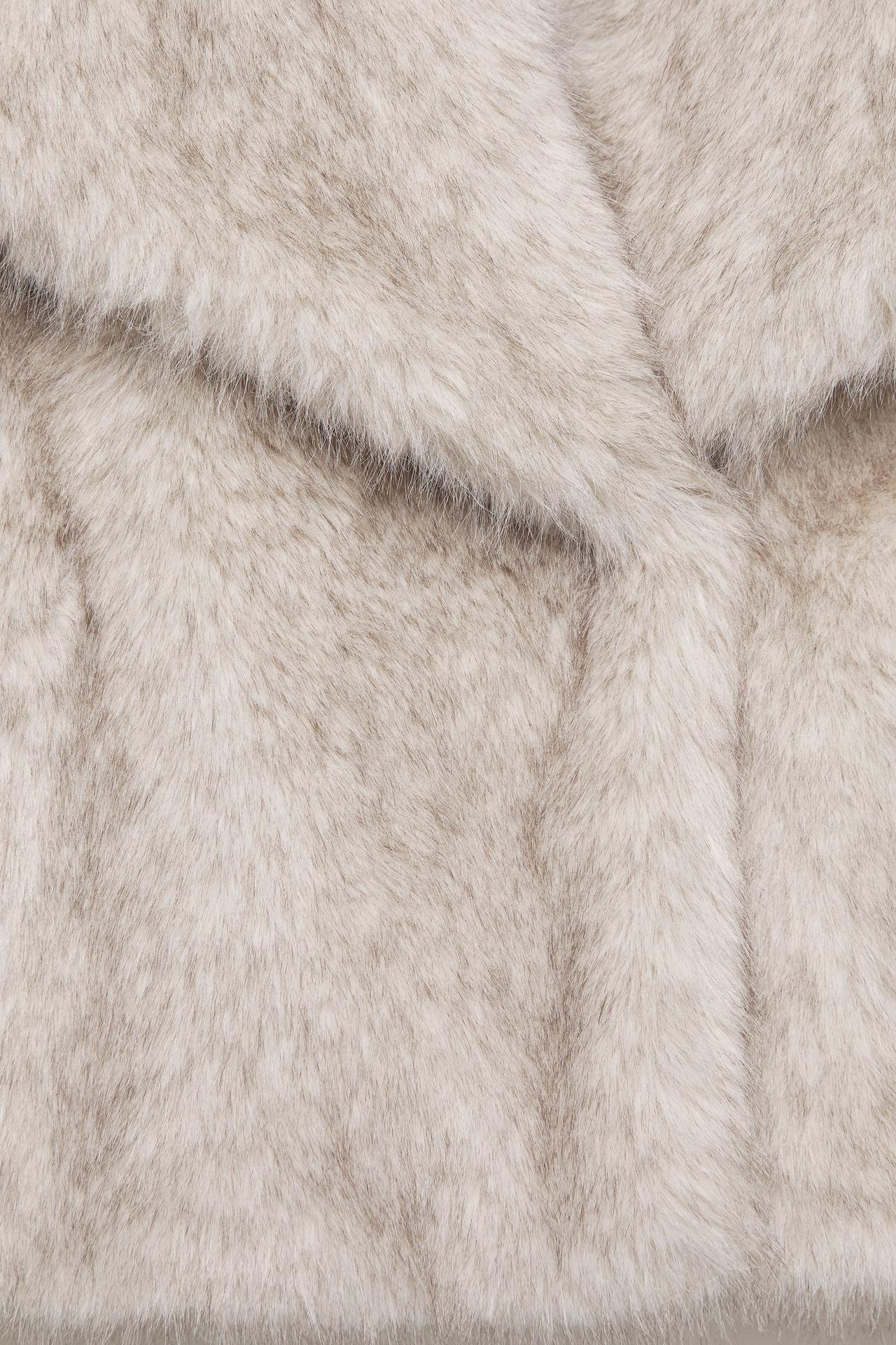 Short faux fur coat — Ecru