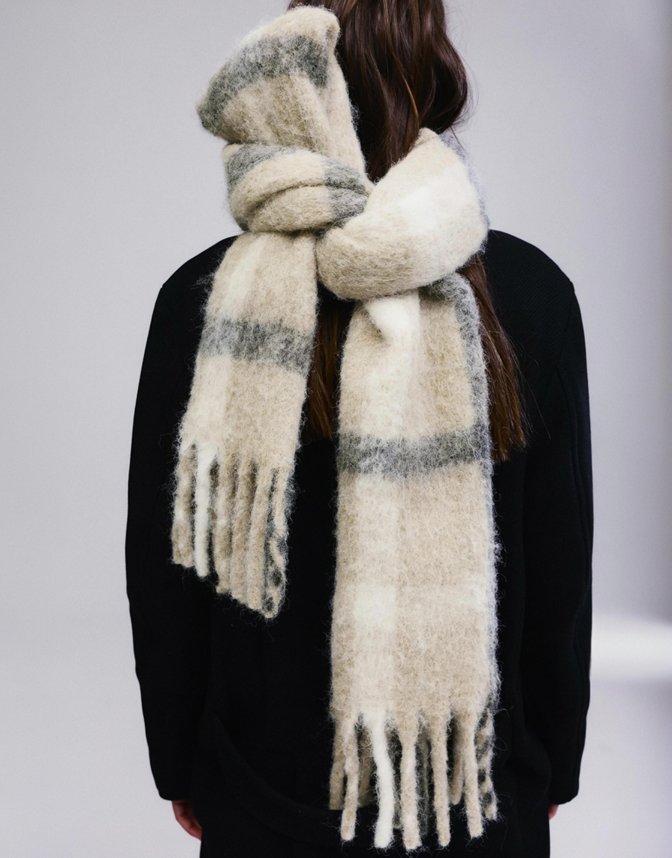 Soft touch check scarf — Black