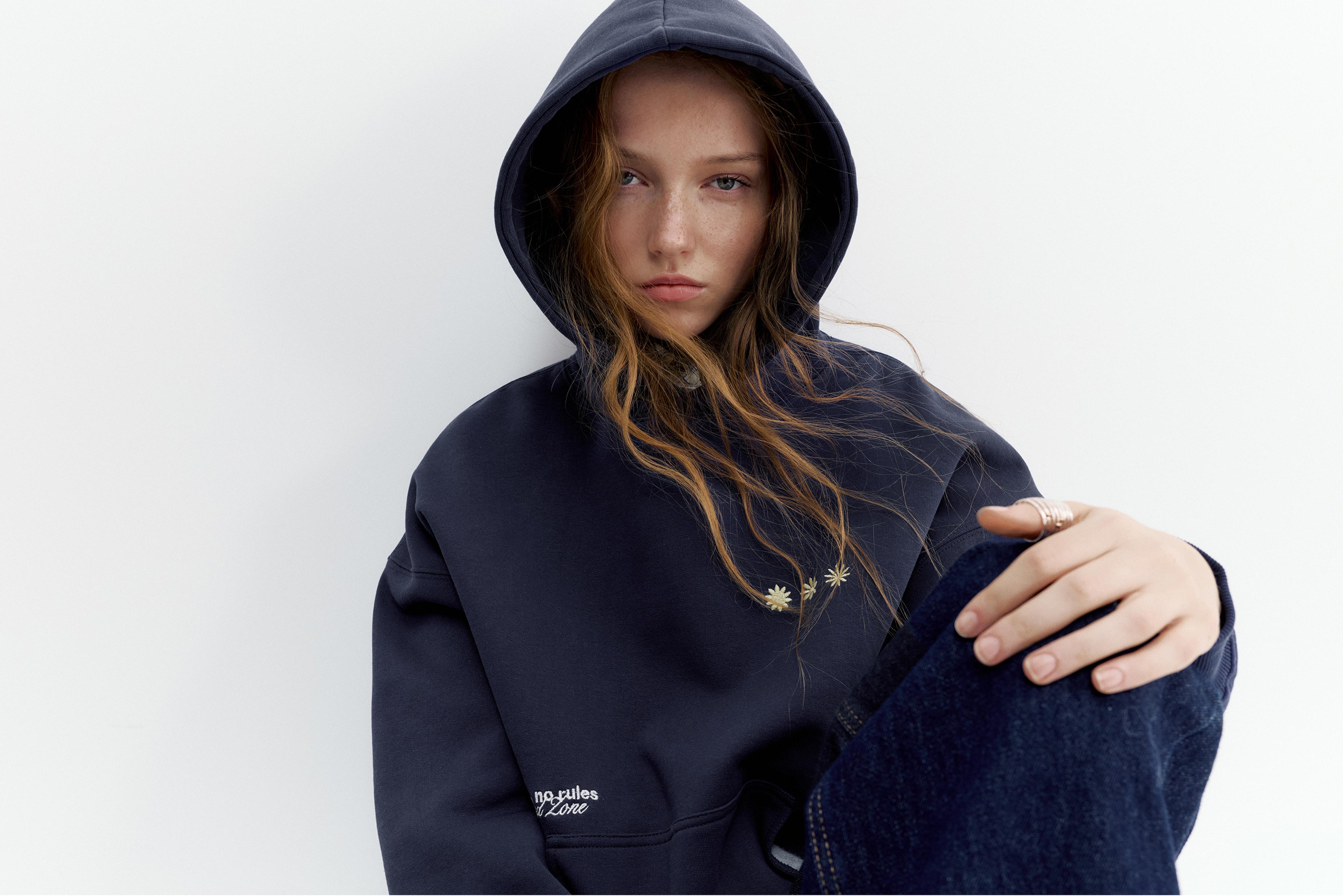 Hoodie with embroidered graphic — Ink blue