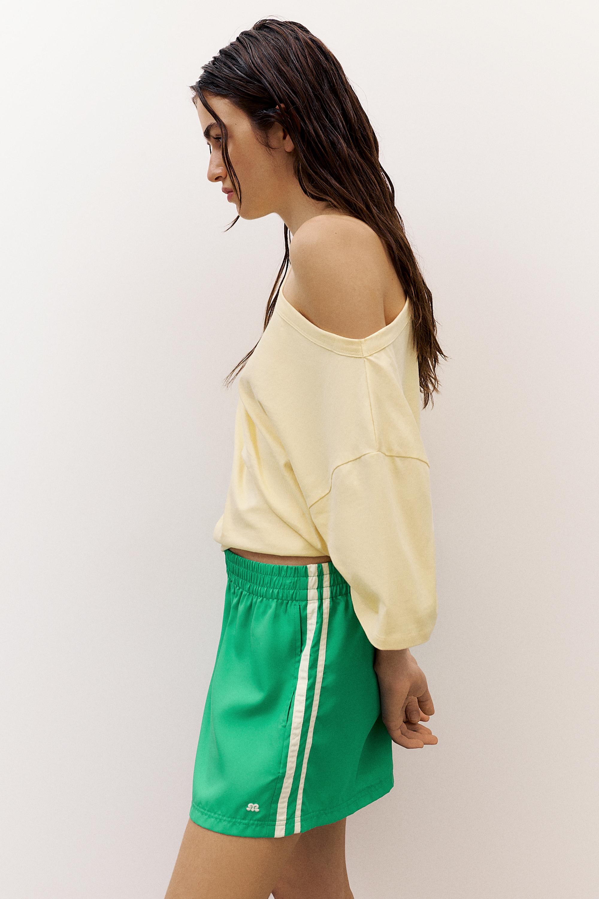 Sporty Bermuda shorts with side stripes — Green