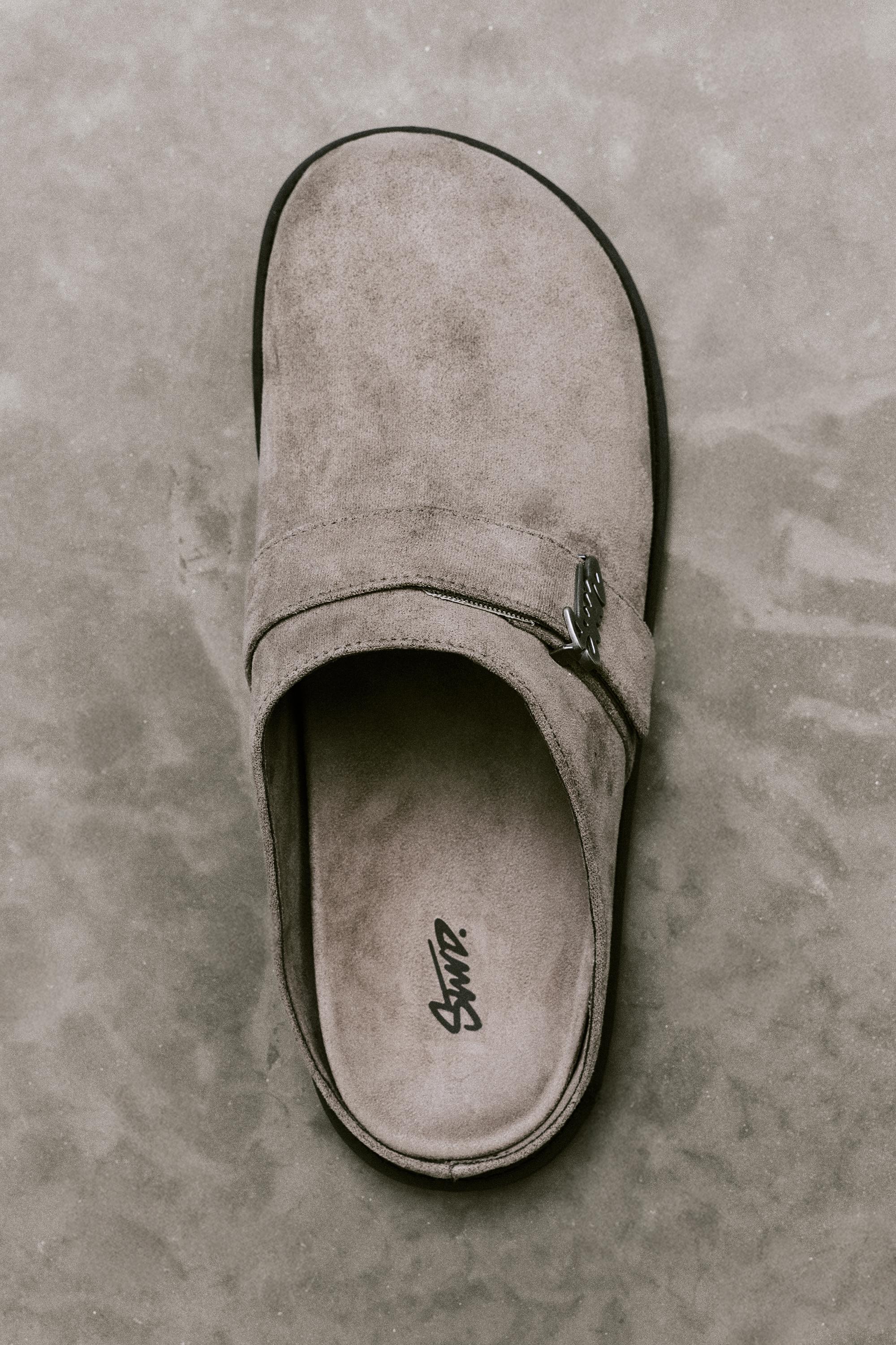 Clogs with STWD buckle — Grey