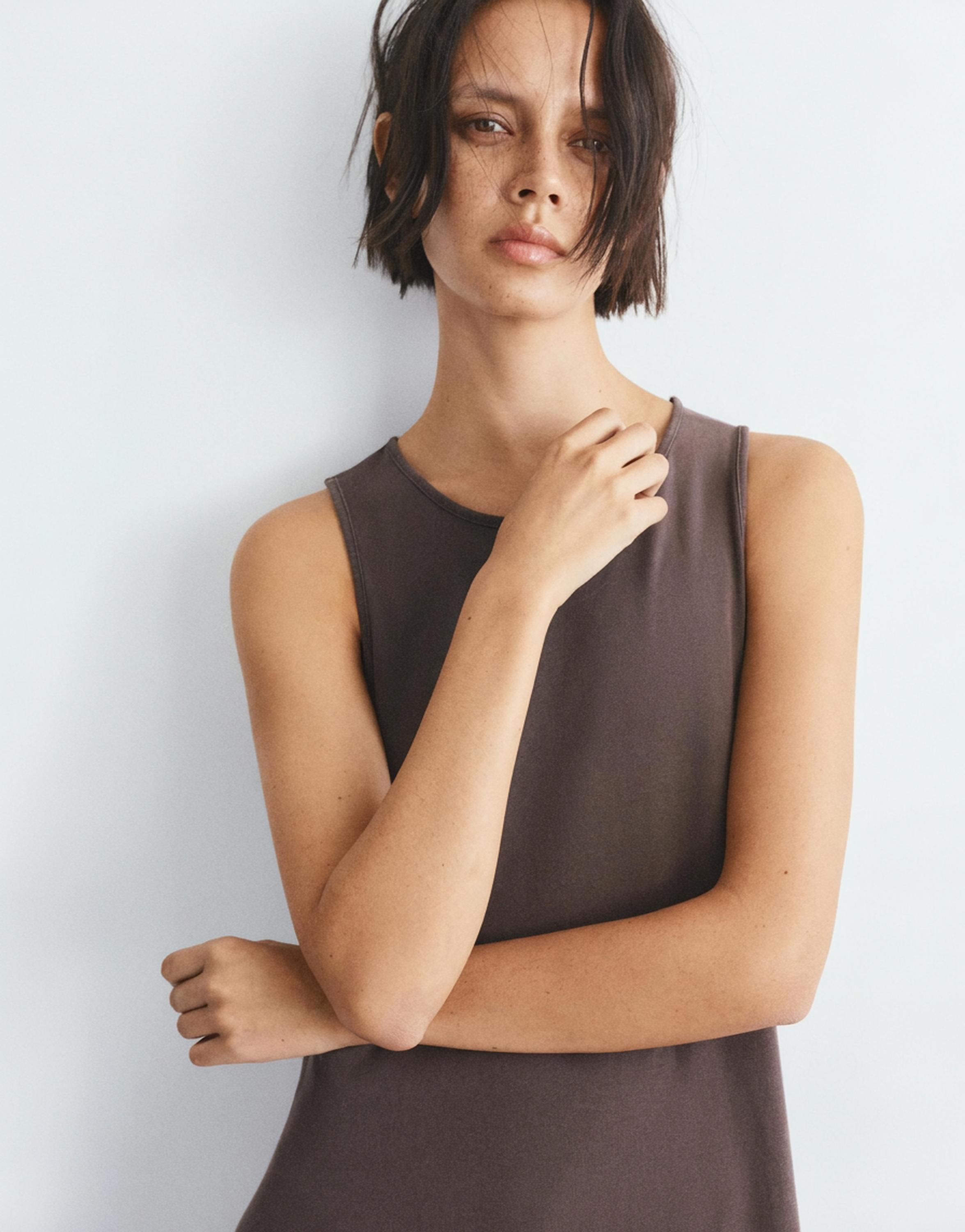 Long sleeveless dress — Brown