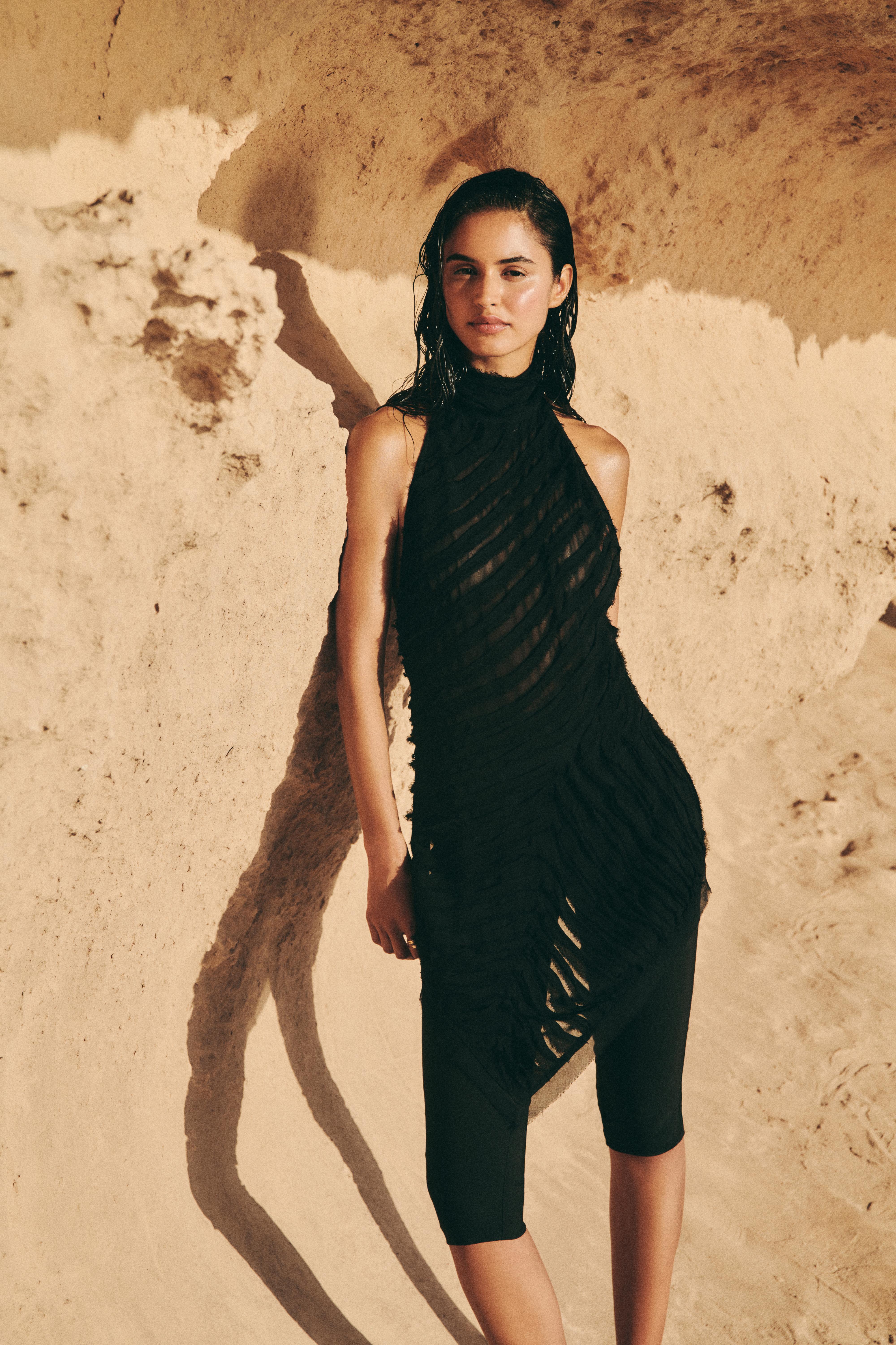 Textured open-back halter top — Black