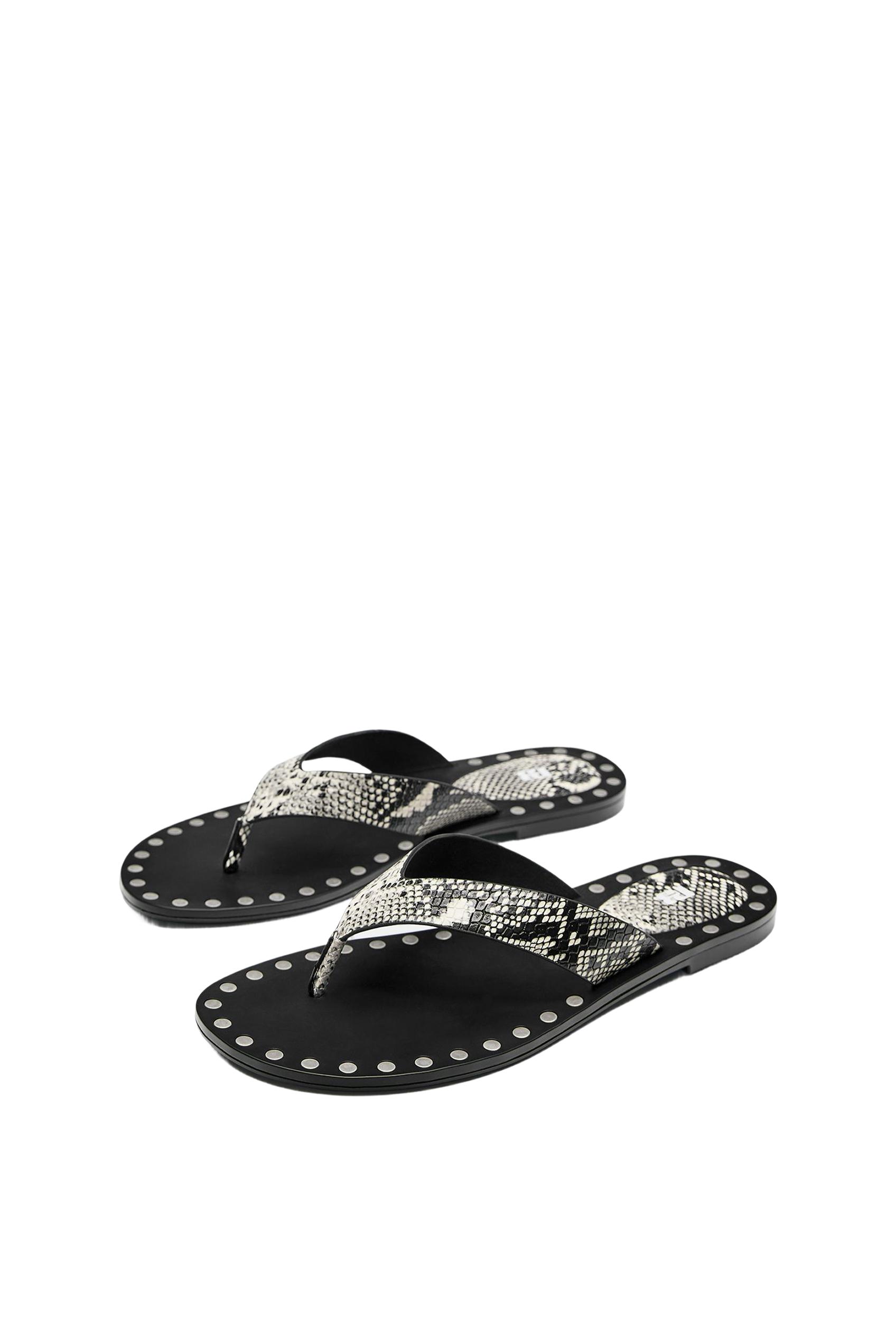 Flat studded sandals — Contrast
