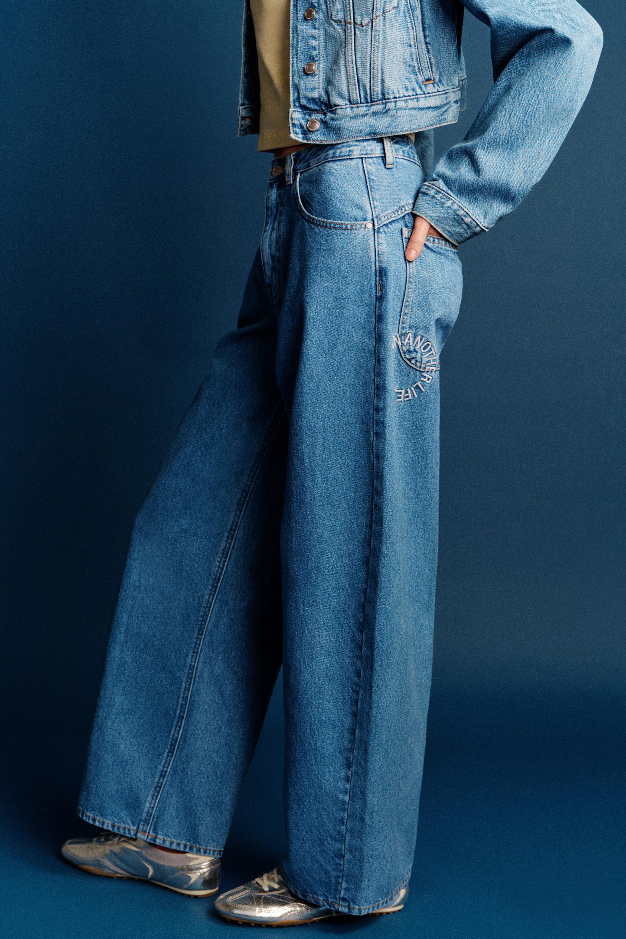 Balloon fit jeans with embroidered text — Medium blue