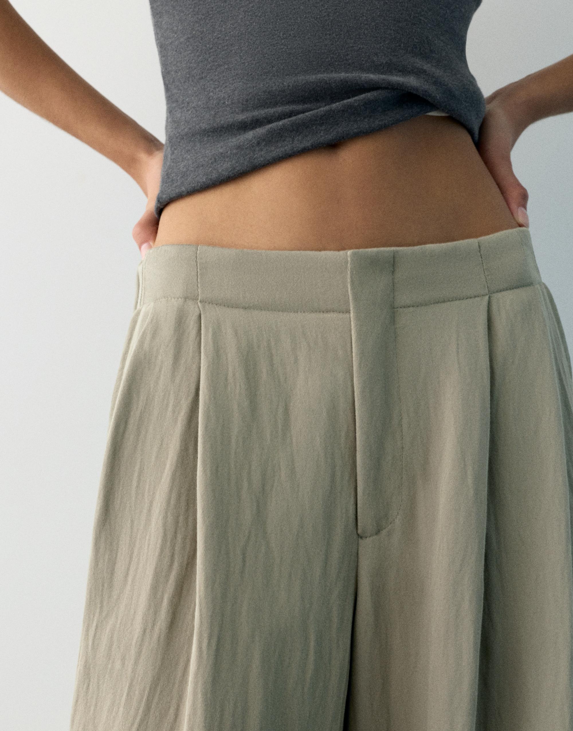 Düğmeli ve fermuarlı, kemer tokalı, önü pensli, elastik belli, tailored fit pantolon. - Görsel 36