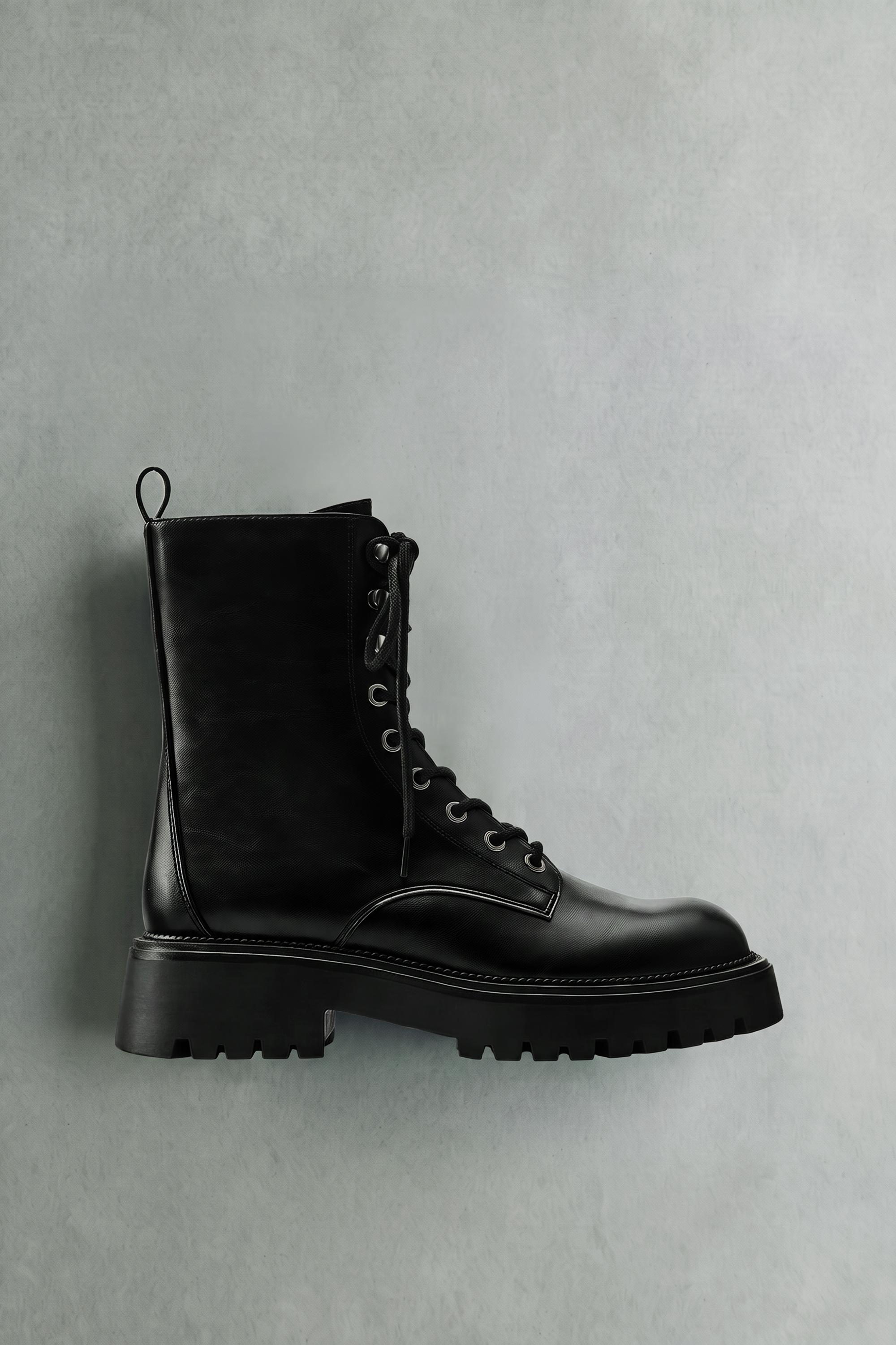 Lace-up flat ankle boots — Black