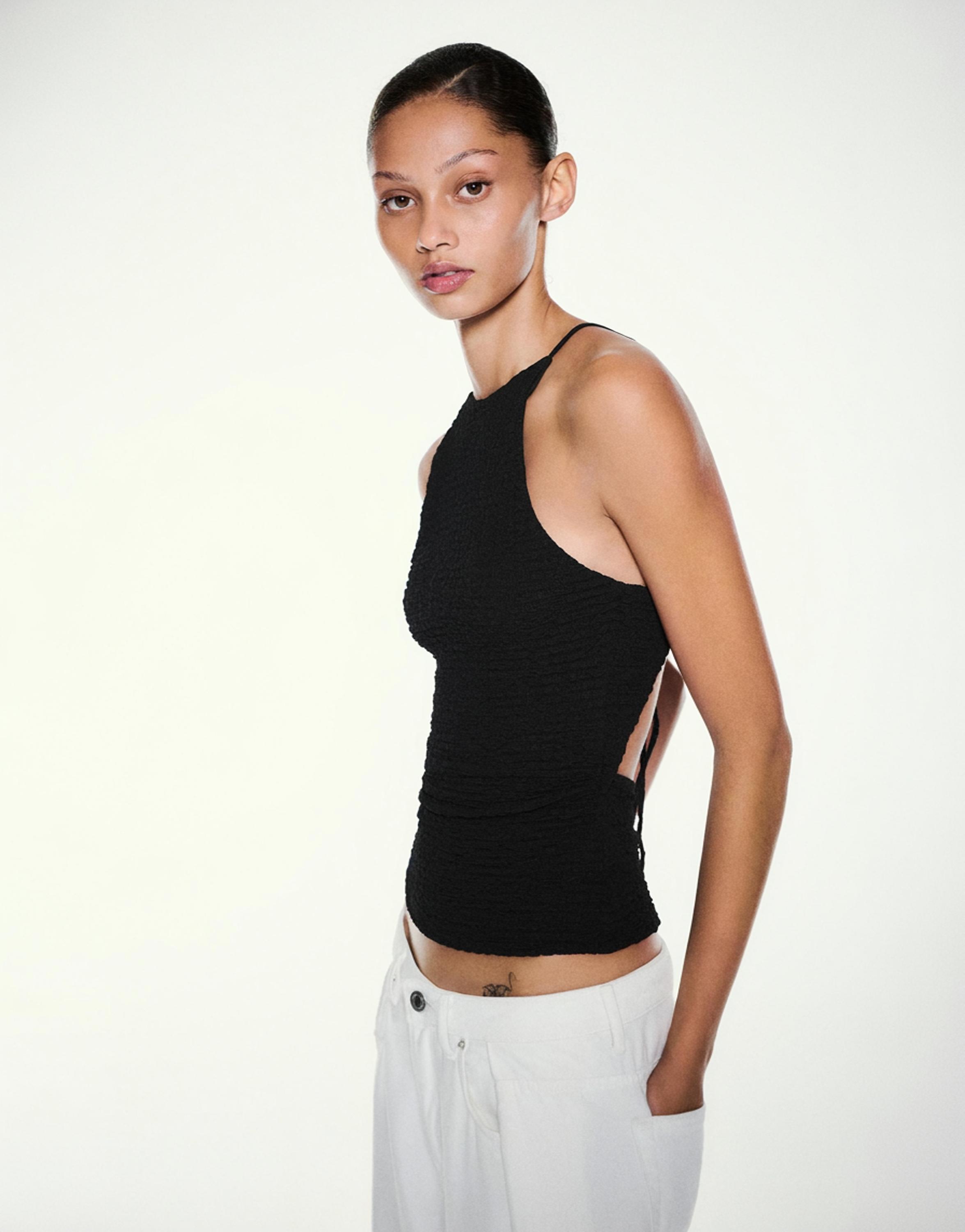 Textured halter top — Black