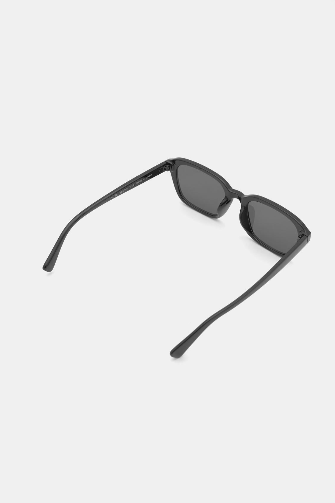 Sonnenbrille mit schwarzem Kunststoffgestell - PULL&BEAR 