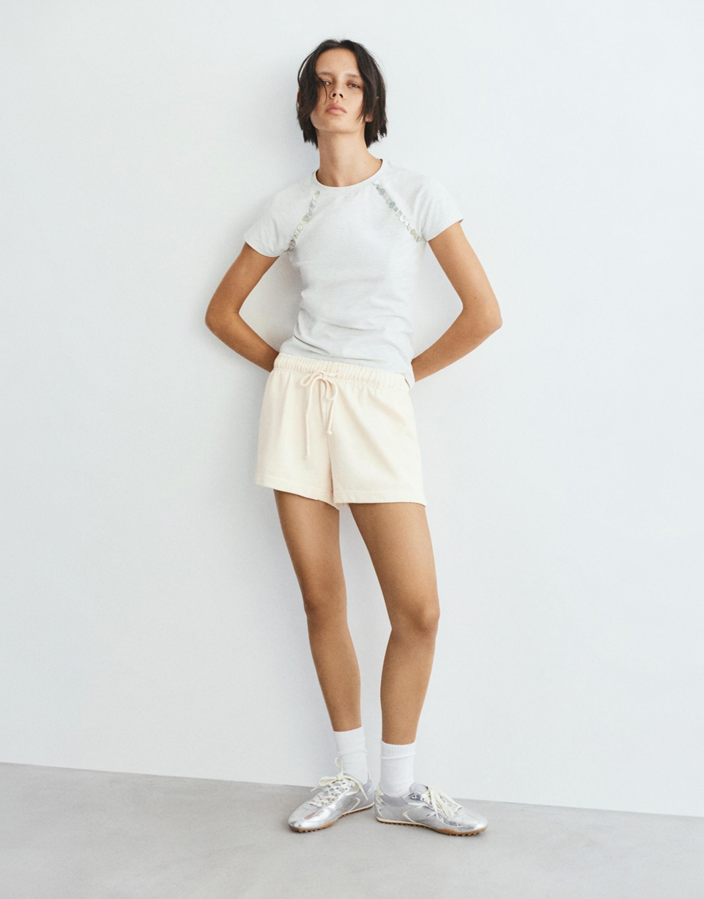 Sports shorts with elastic waist — Ecru