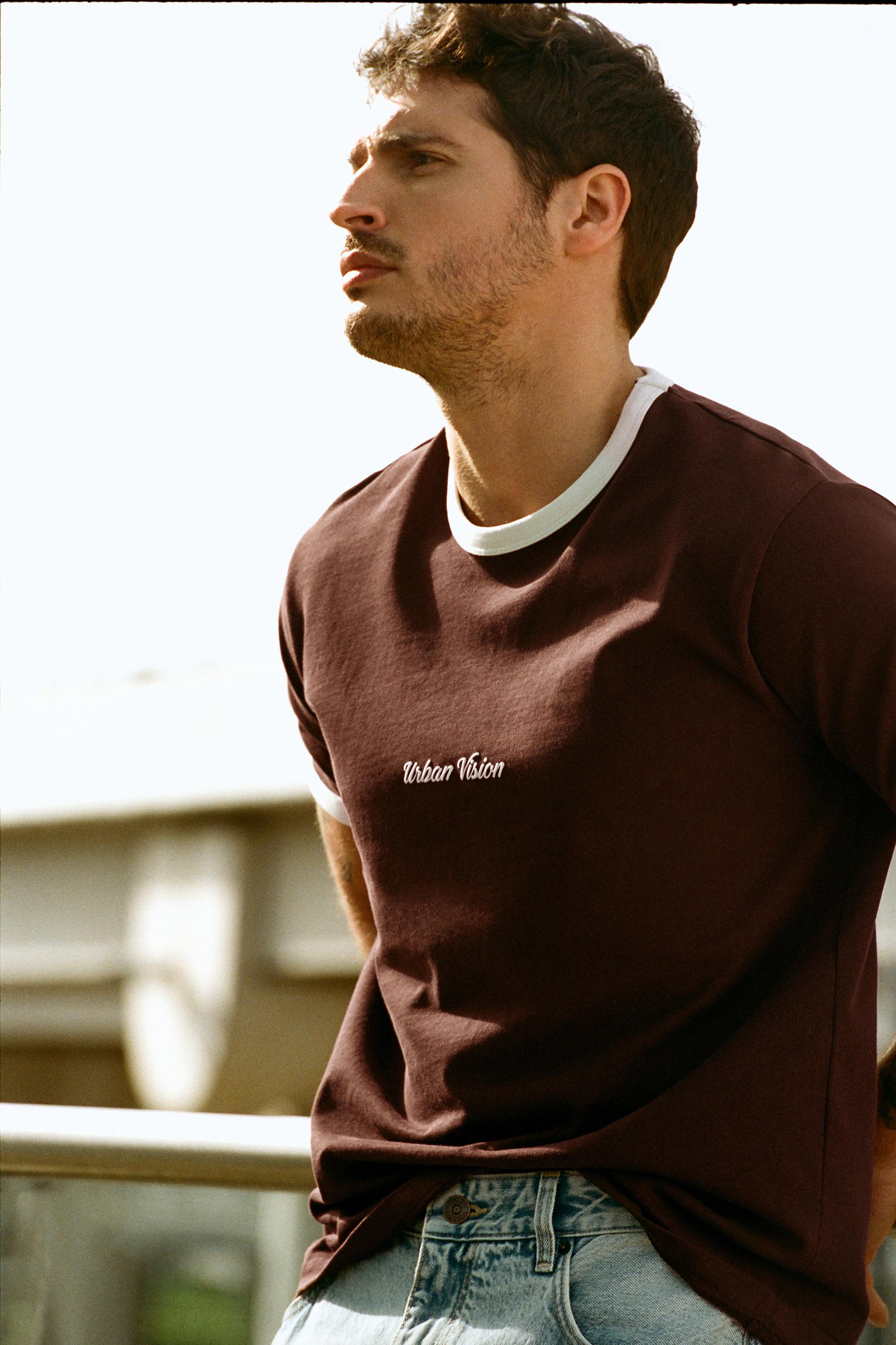 Grafik ribanalı kısa kollu t-shirt