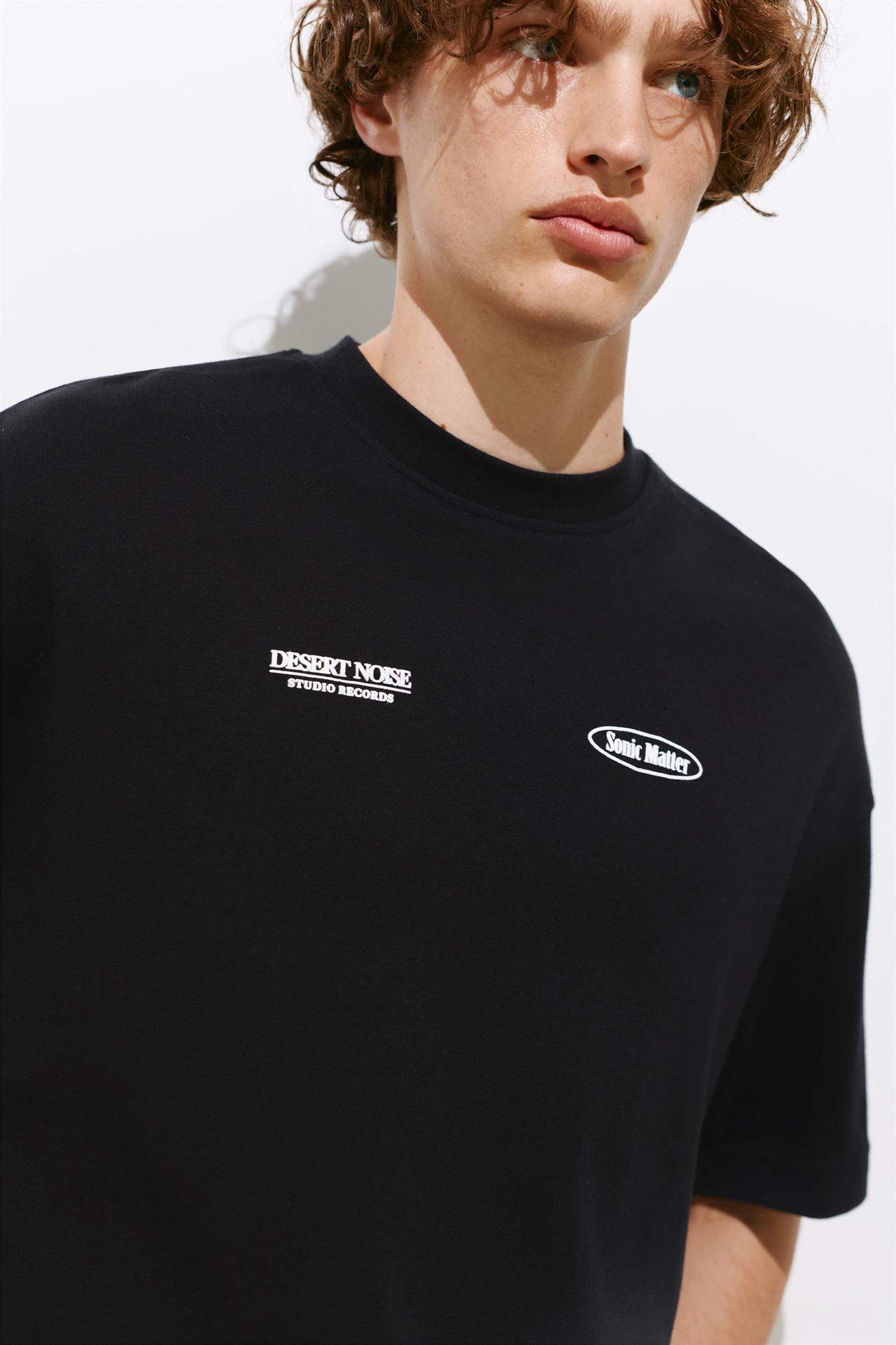 Oversize graphic T-shirt — Black