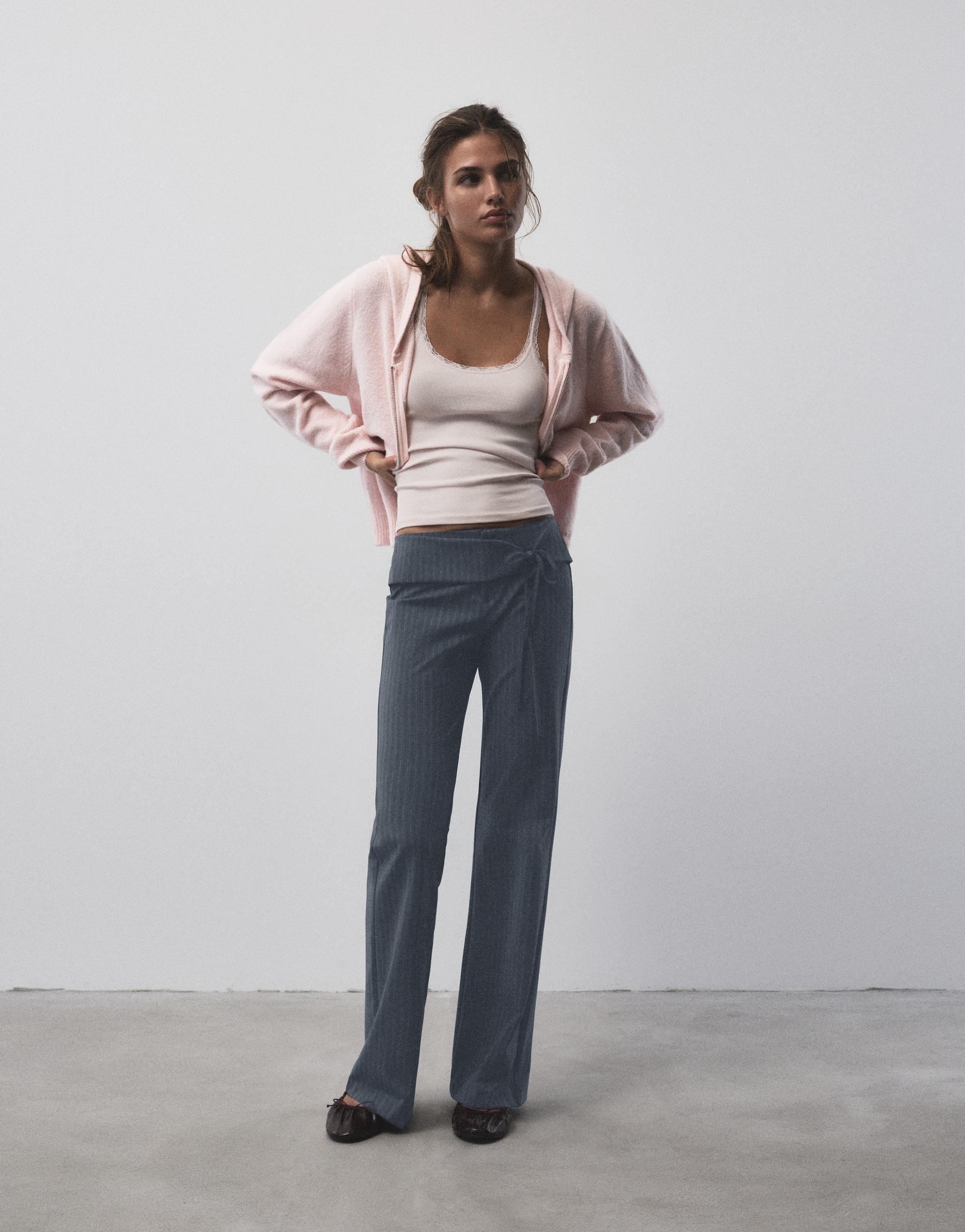 Pull&Bear Çan kesim çizgili kemerli pantolon