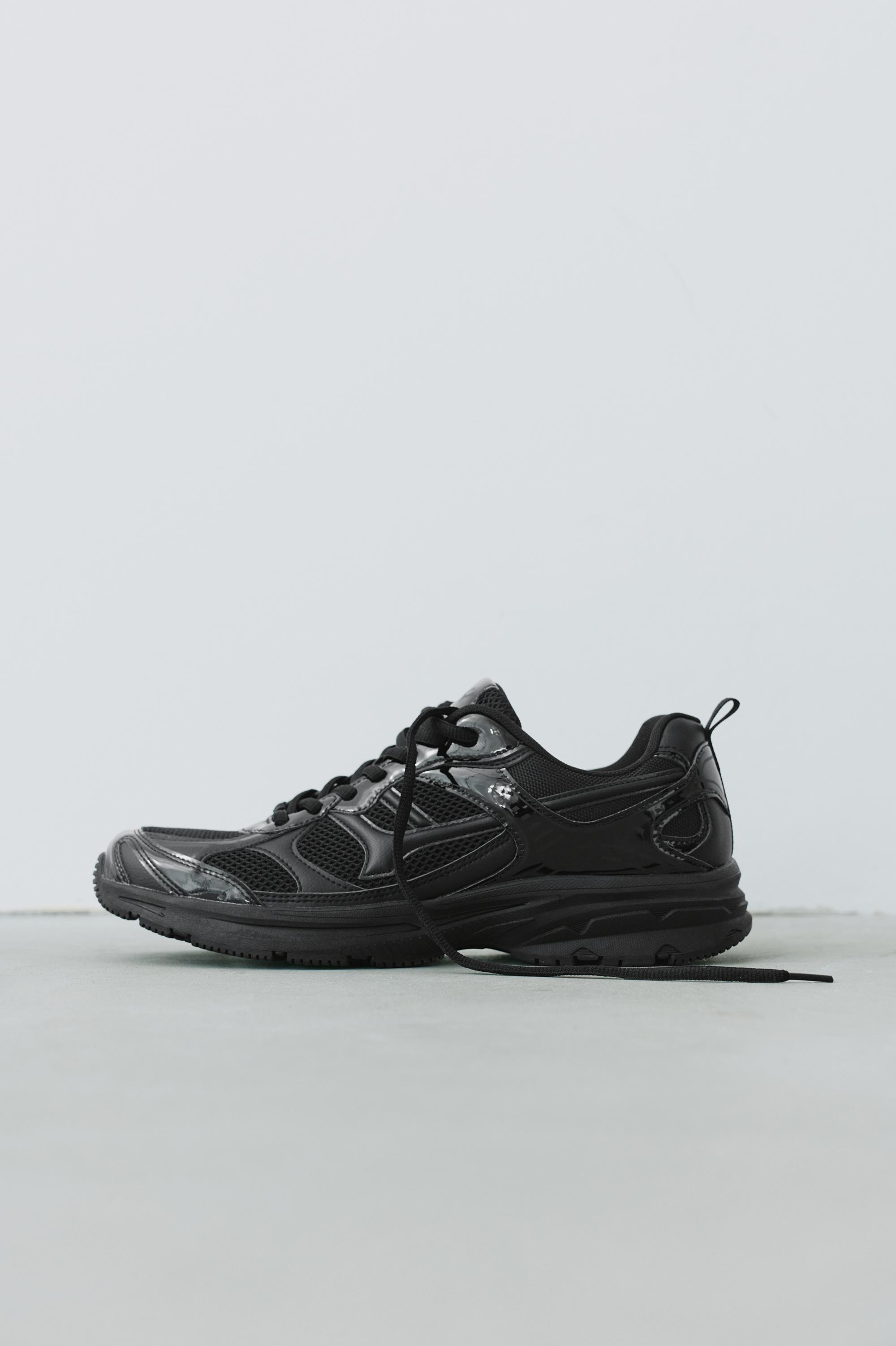 Multi-piece trainers — Black