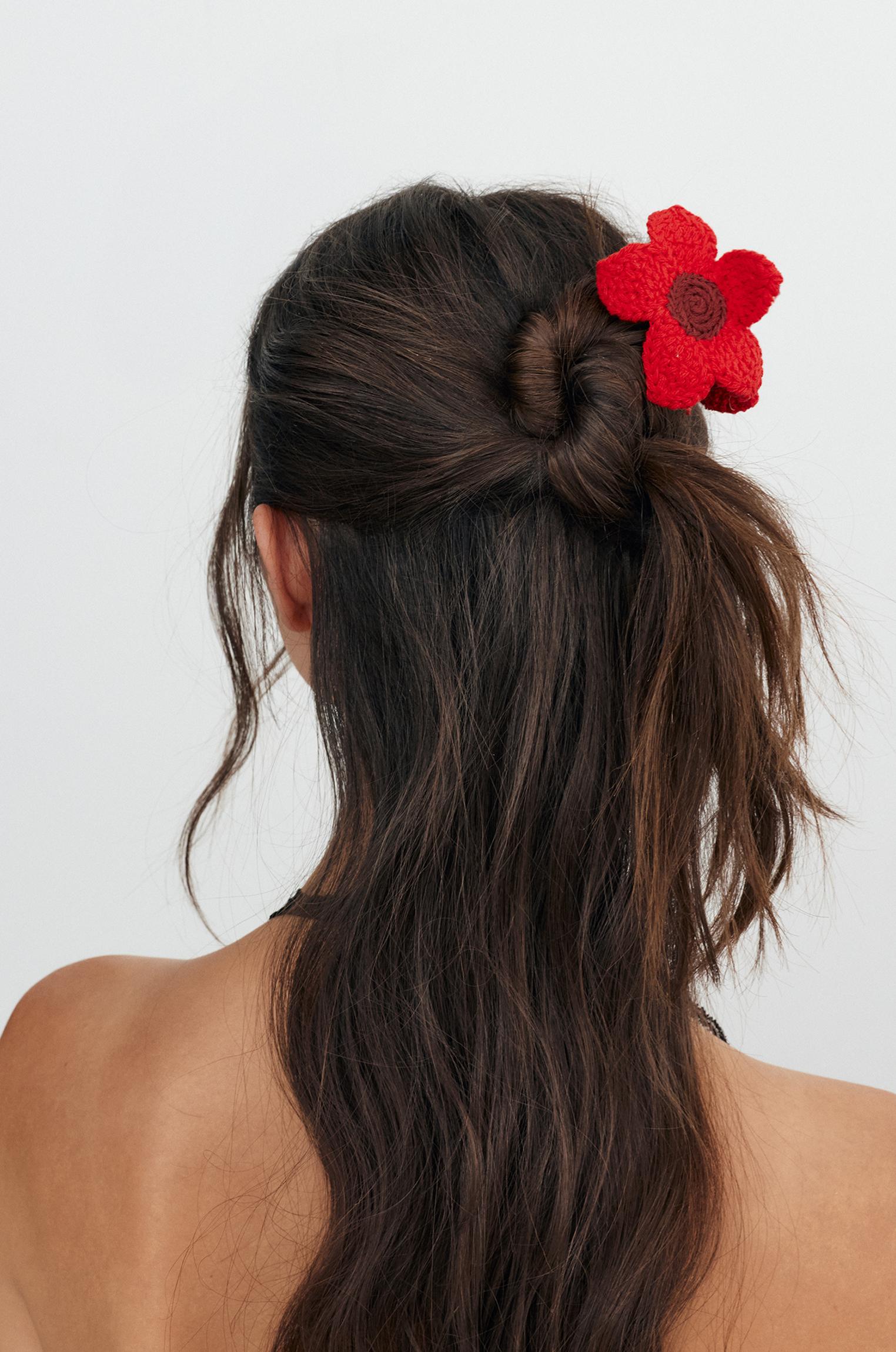 Crochet flower hair clip — Red