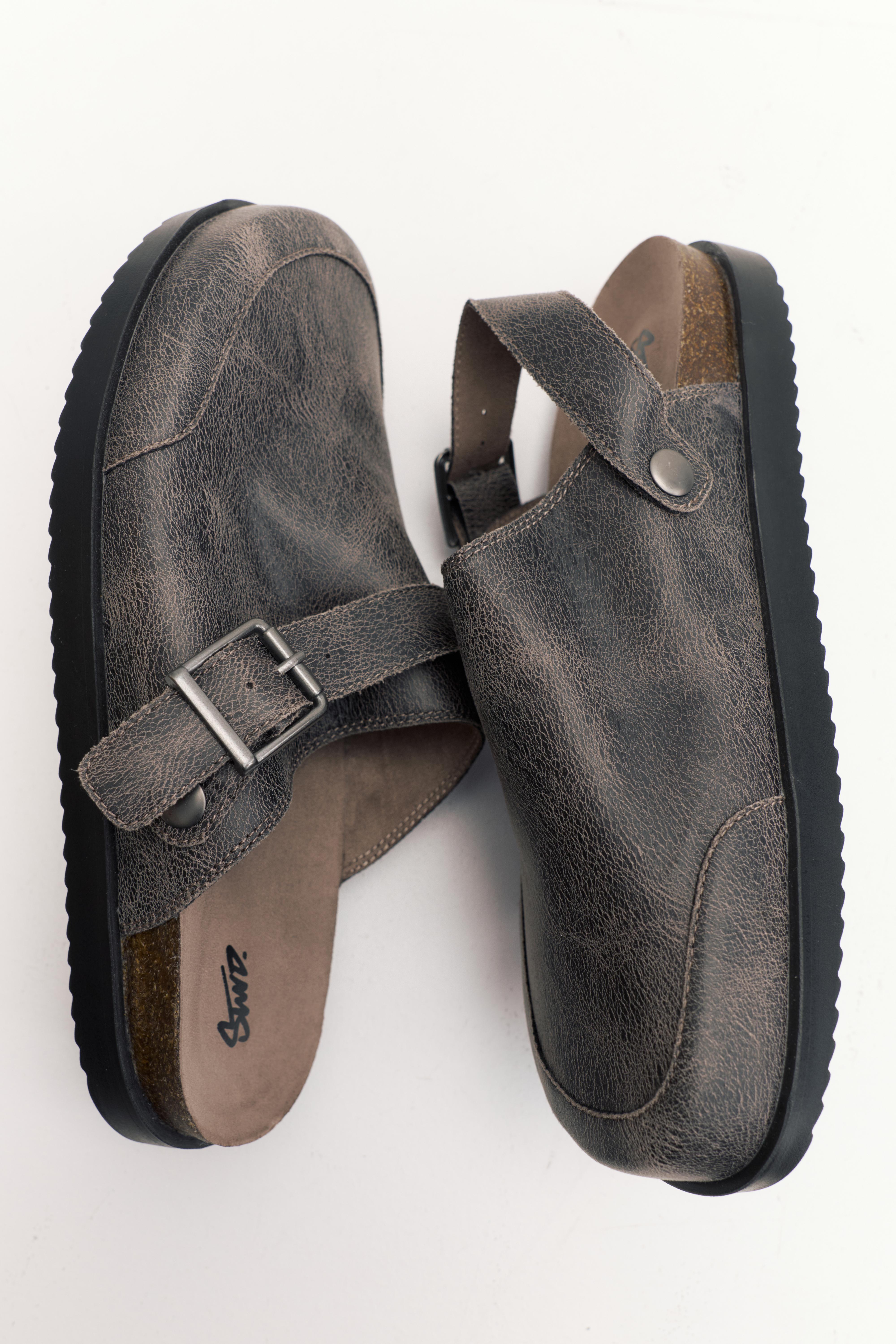 STWD distressed clogs — Brown