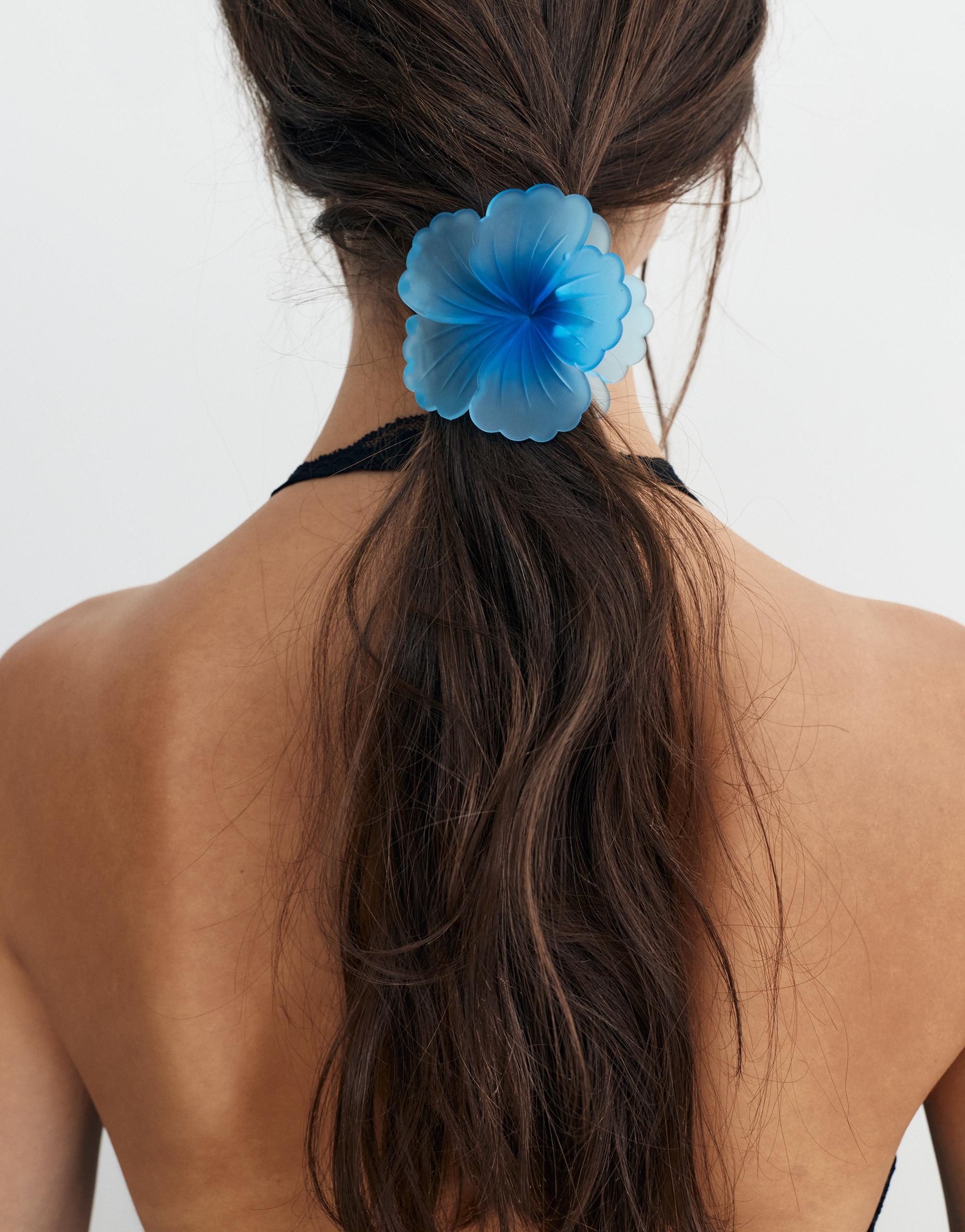 Flower hair clip — Pale blue