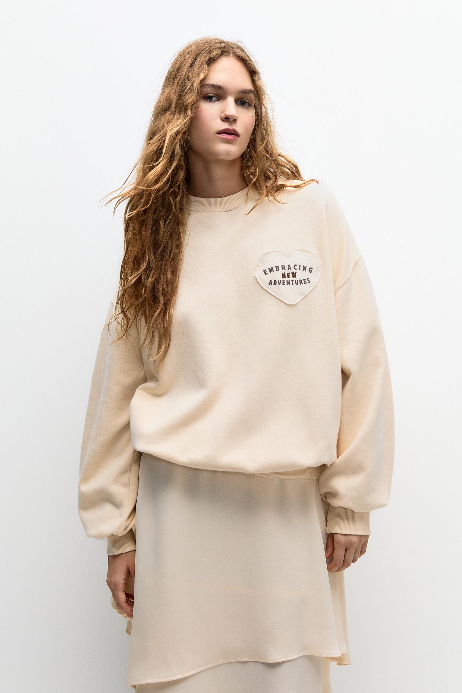 Kalp yamalı sweatshirt_7