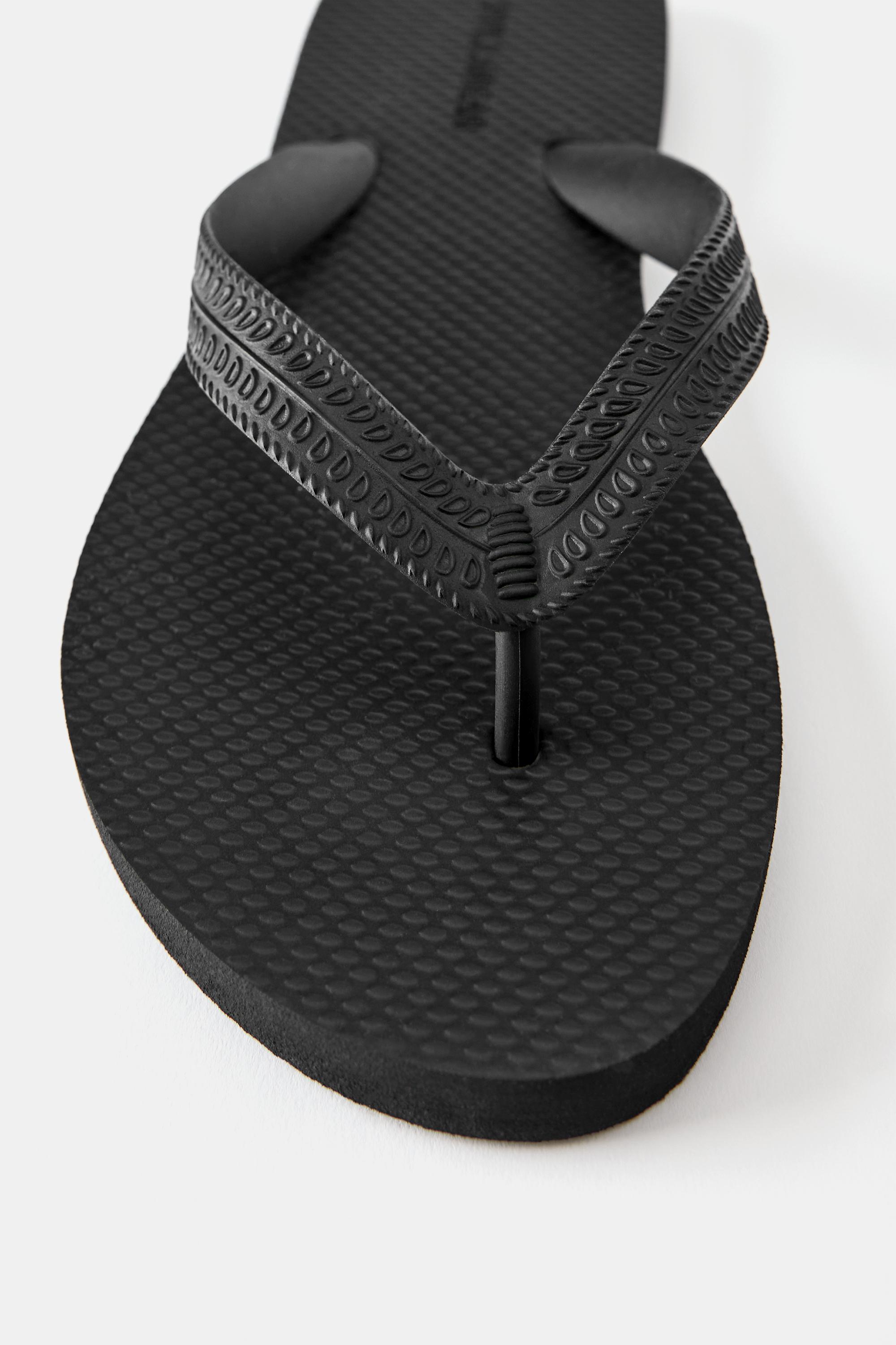 Flat sandals — Black