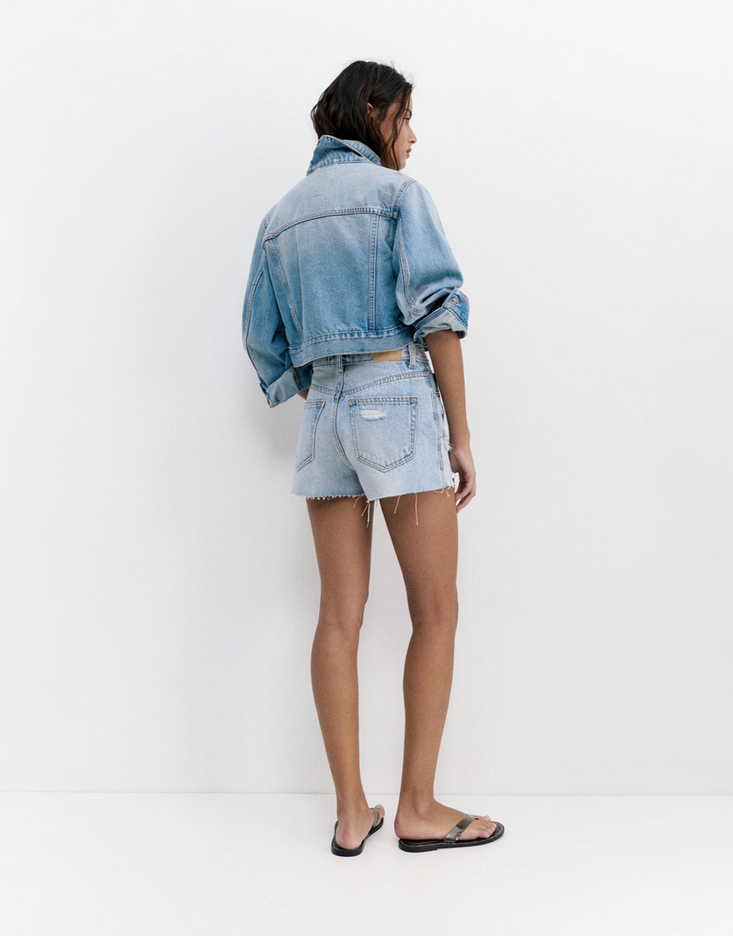 Denim shorts with frayed hems — Pale blue