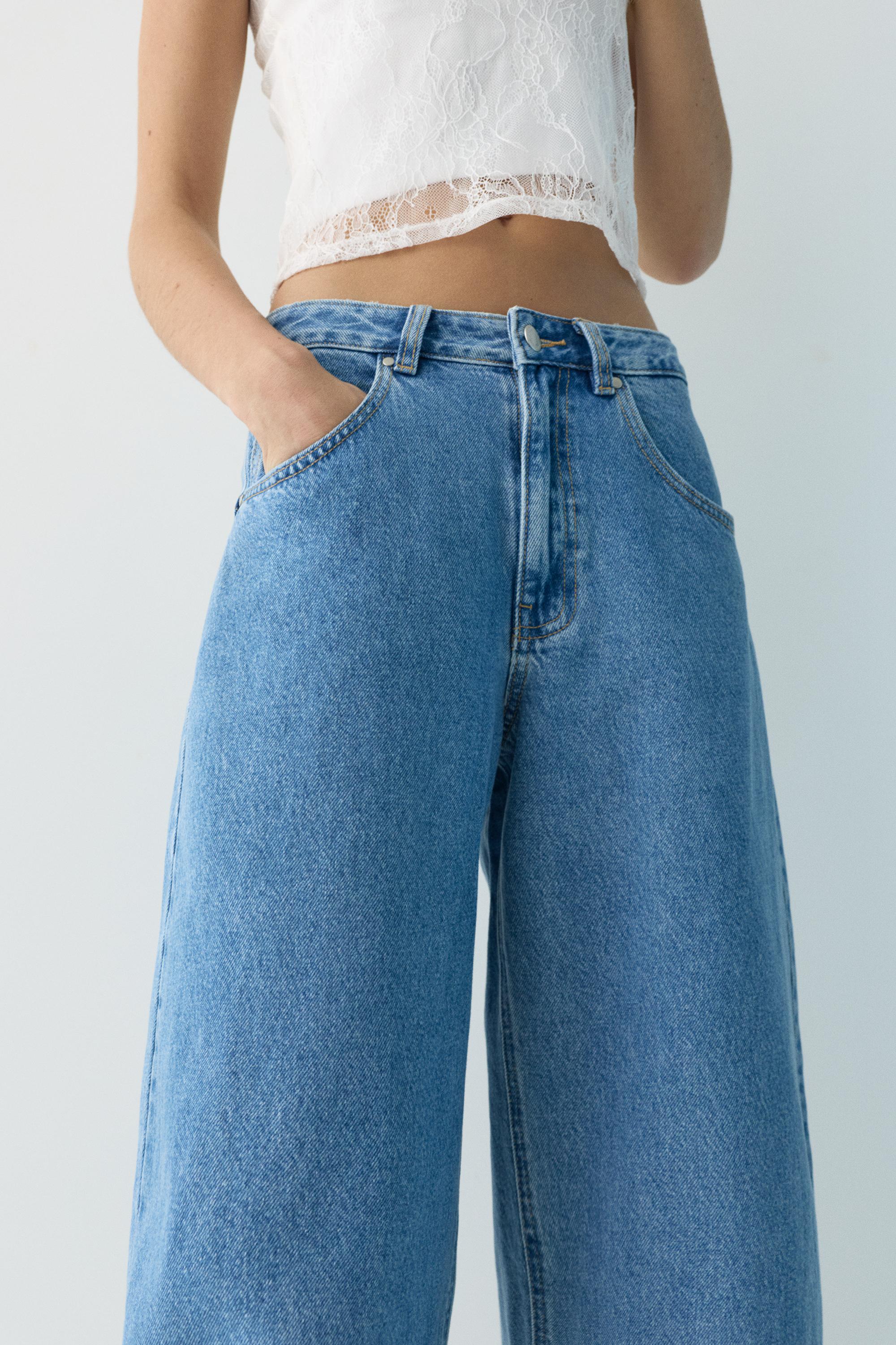 Balloon fit jeans with embroidered text — Medium blue