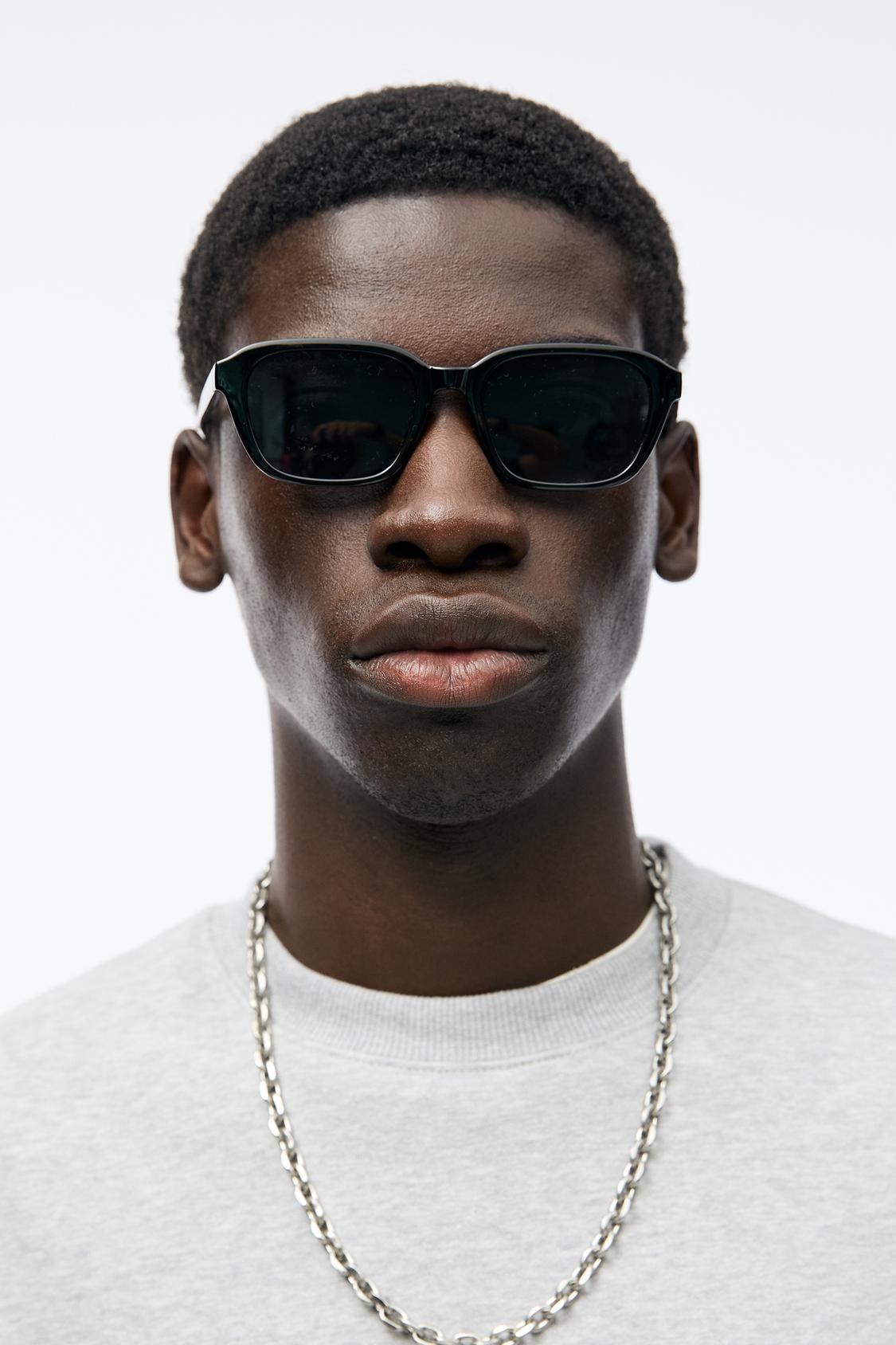 Sonnenbrille mit schwarzem Kunststoffgestell - PULL&BEAR 