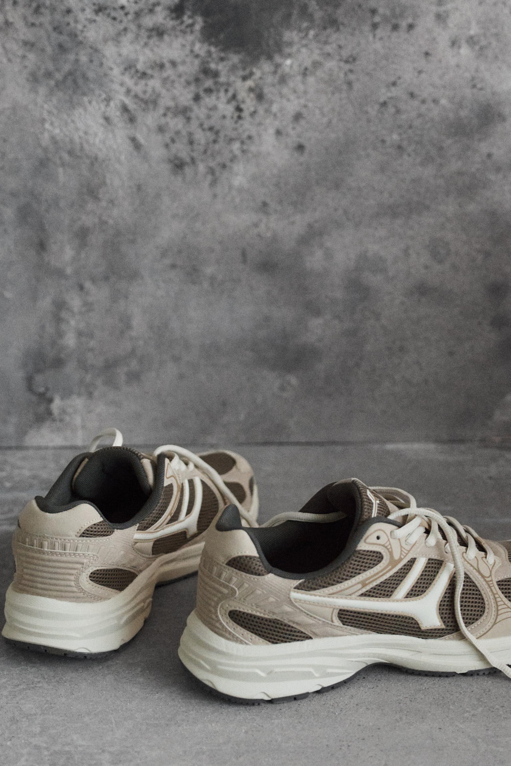 Multi-piece trainers — Brown