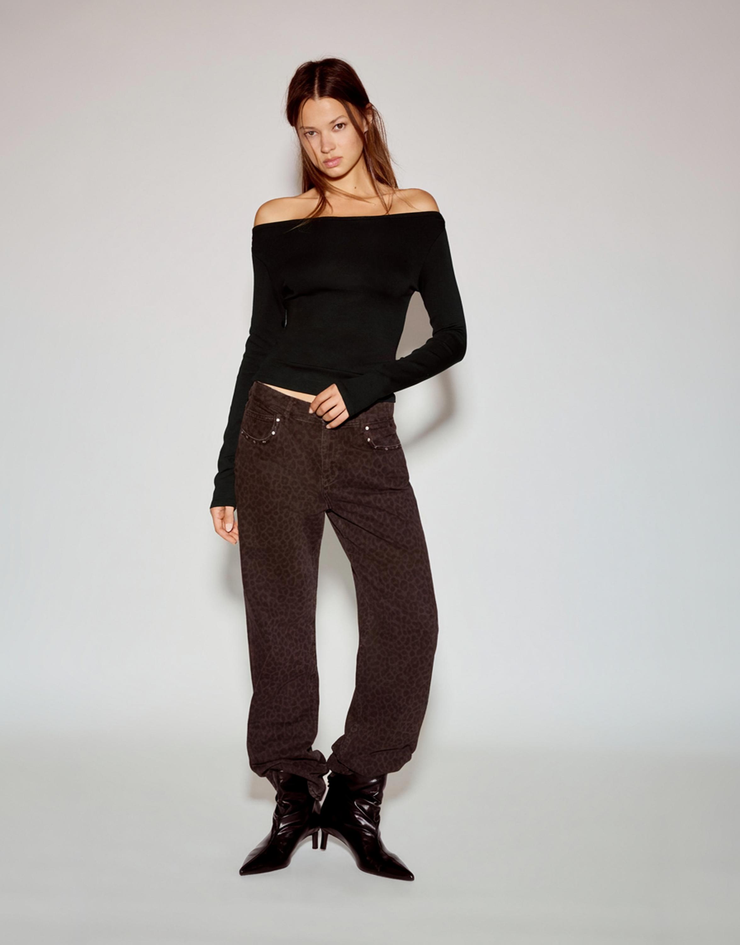 Uzun kollu geniş yaka t-shirt - Görsel 24