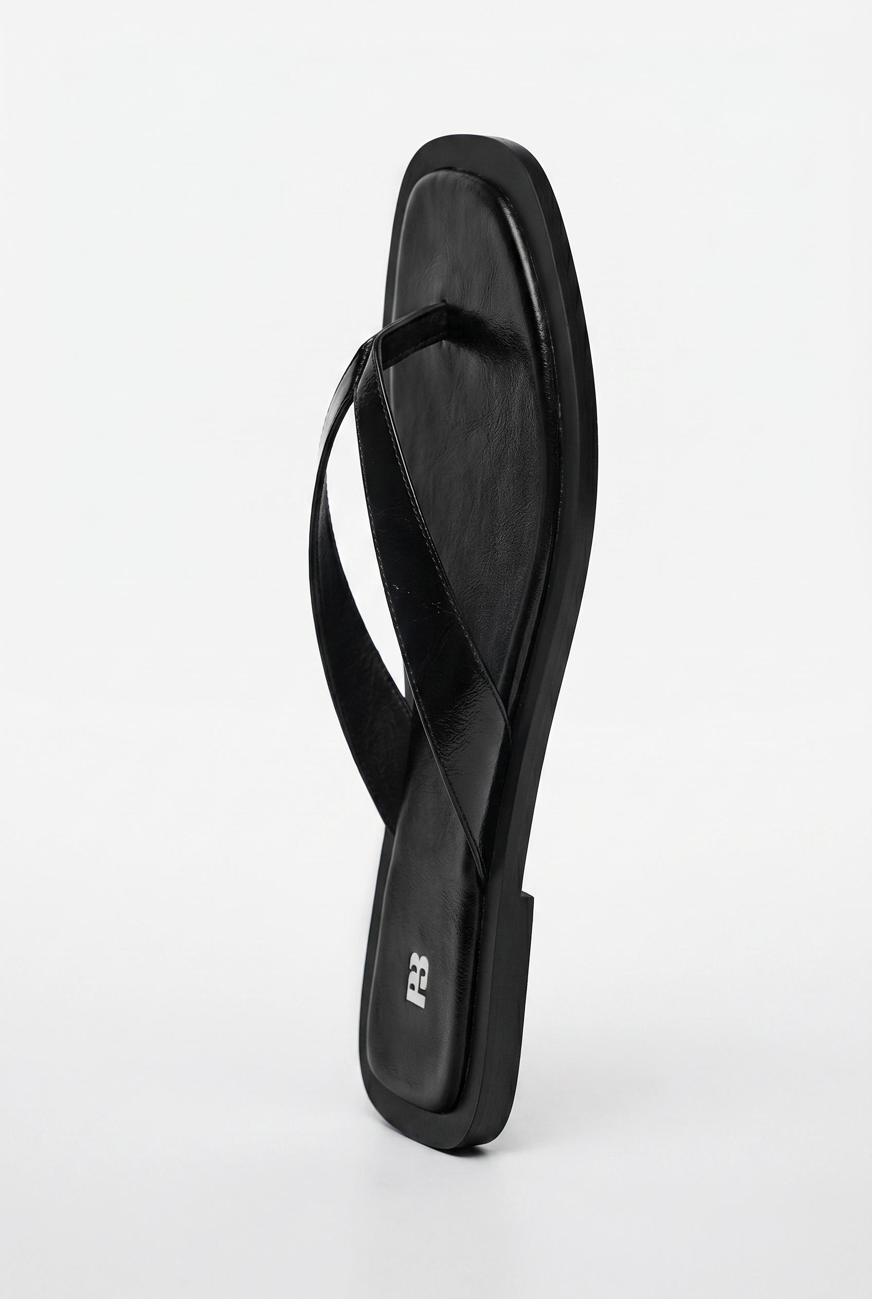 Flat strappy sandals — Black