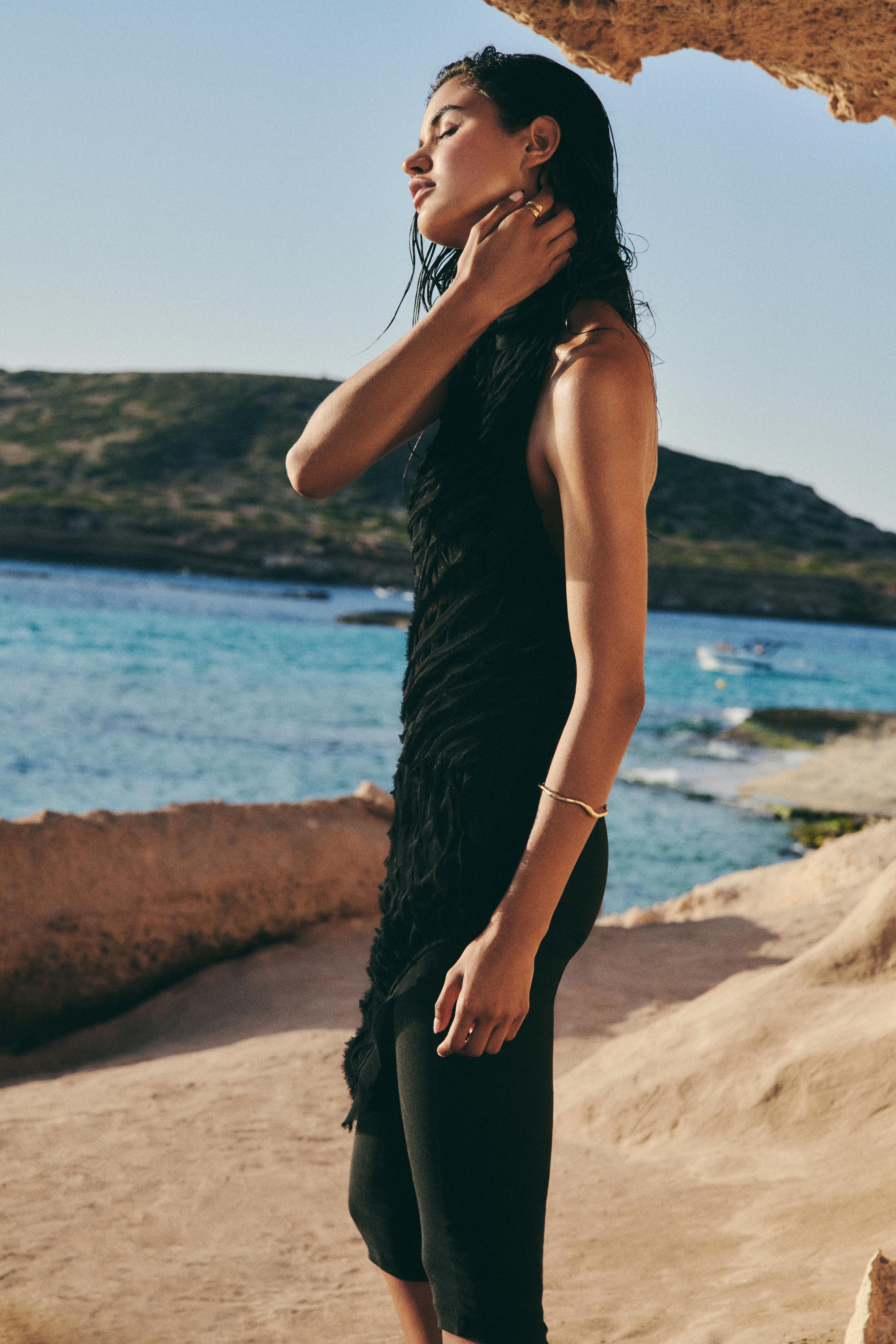 Textured open-back halter top — Black