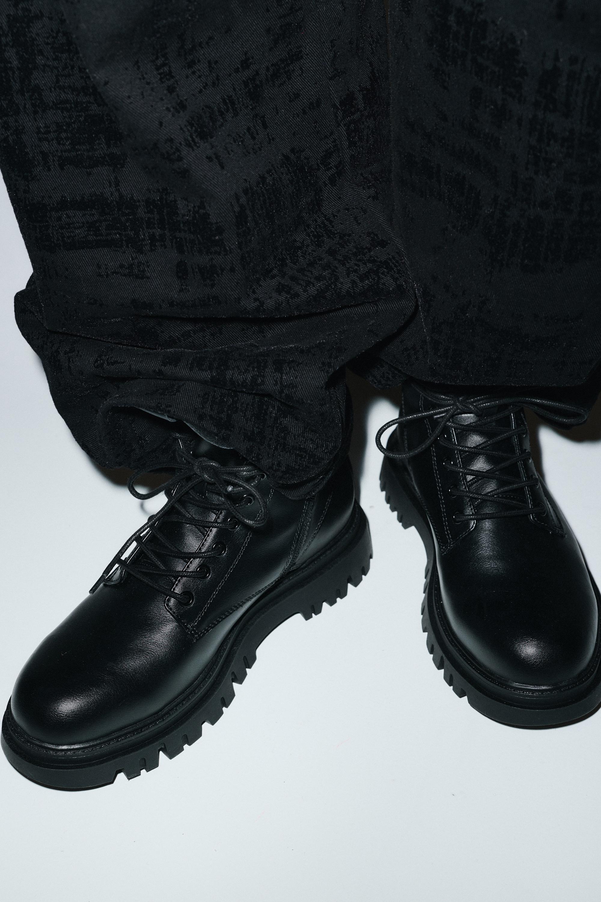 Lace-up lined boots — Black