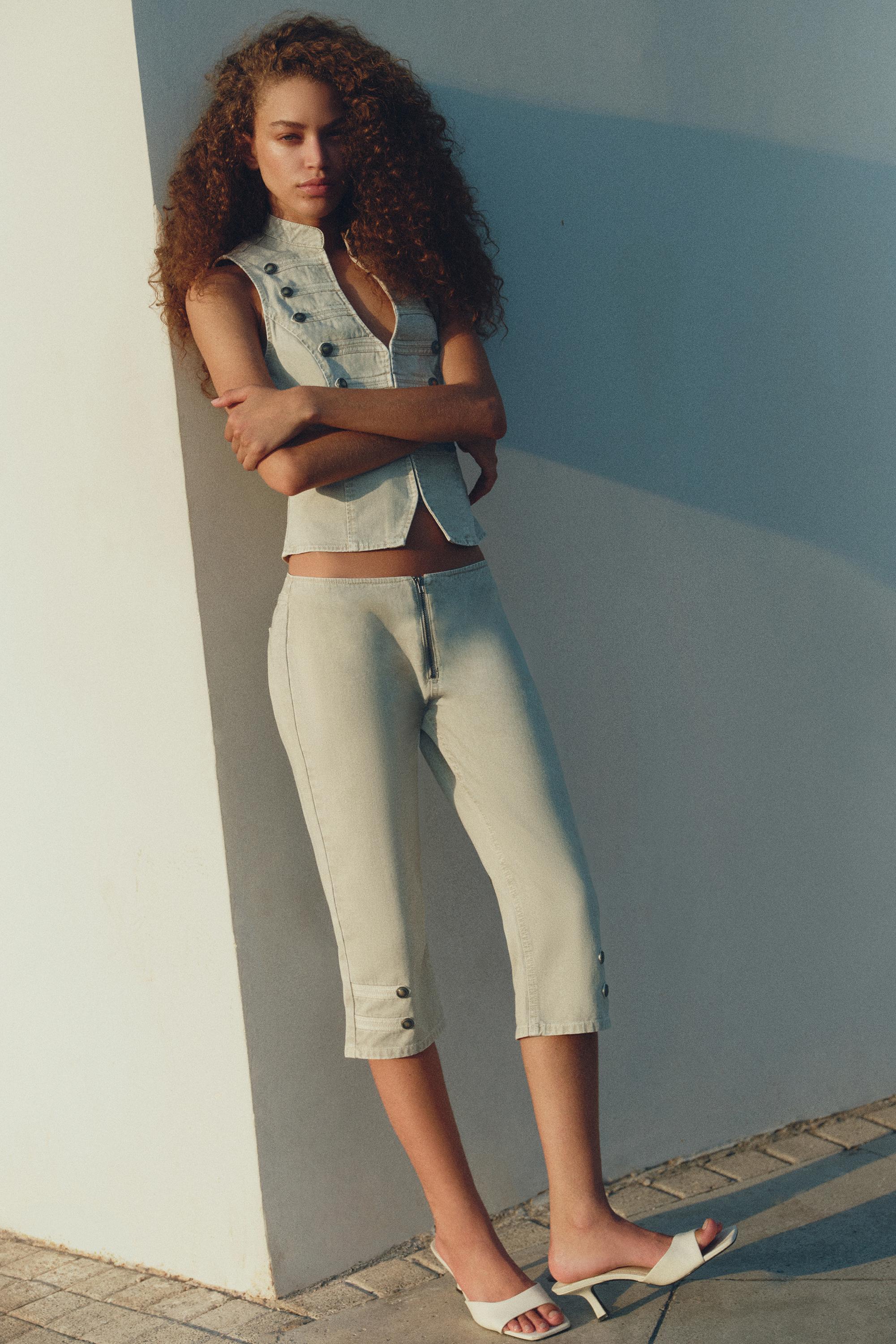 Capris with buttons and toggles — Khaki