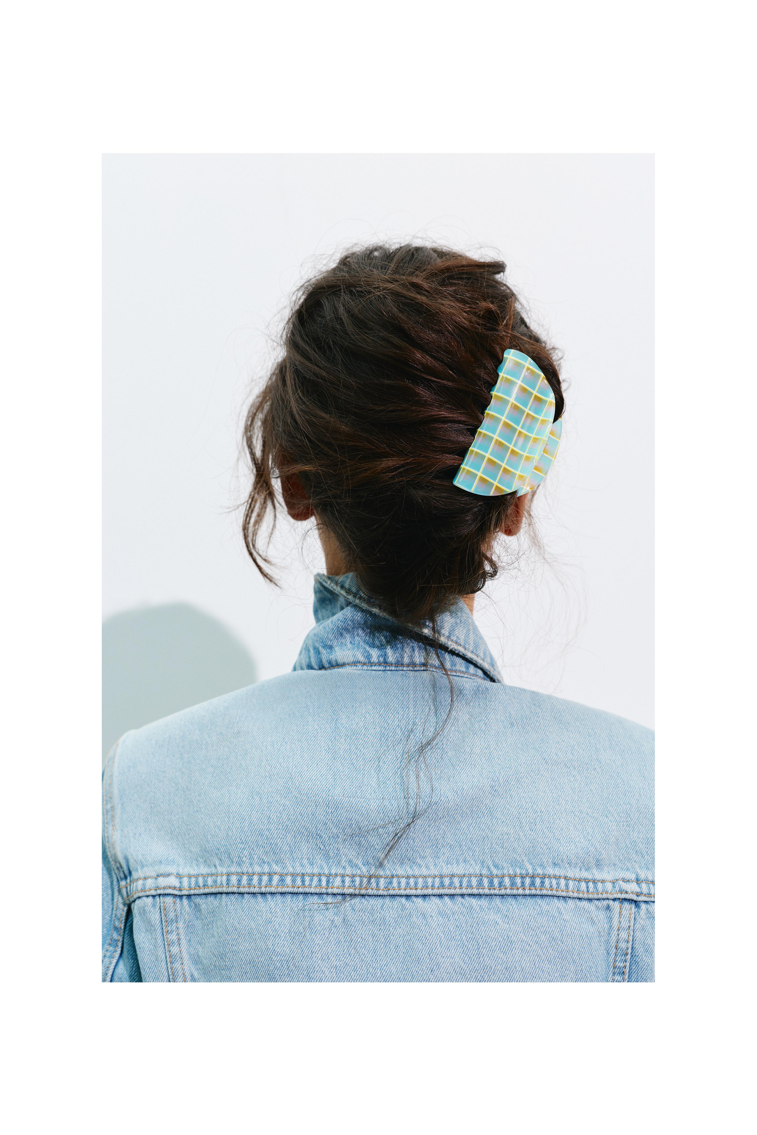 Curved check hair clip — Pale blue