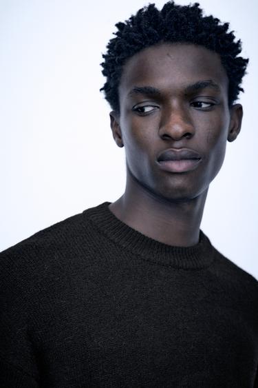 Basic round neck jumper — Black 4