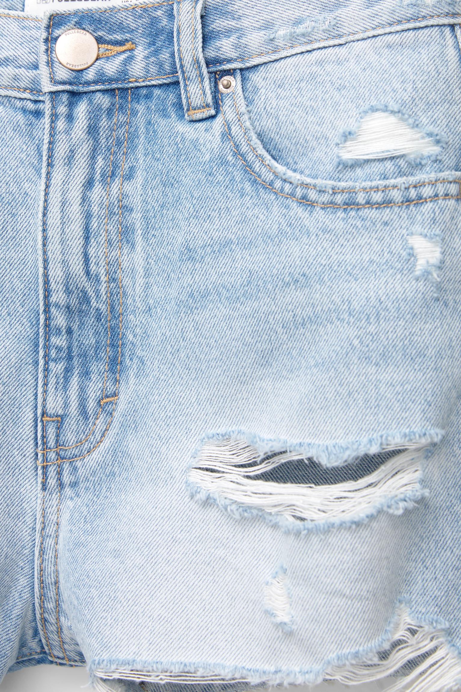 Denim shorts with frayed hems — Pale blue