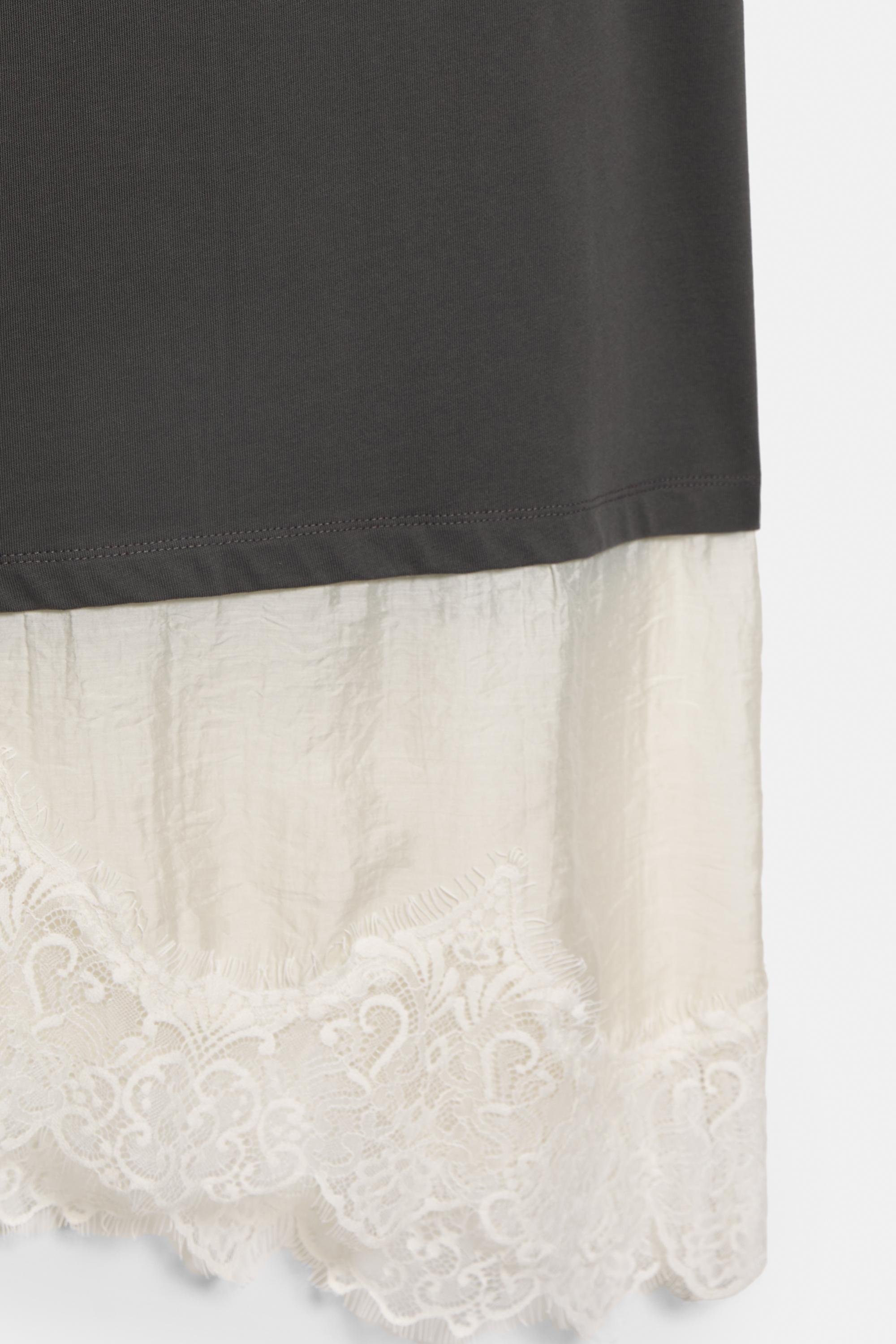 Contrast T-shirt with lace hem — Anthracite grey
