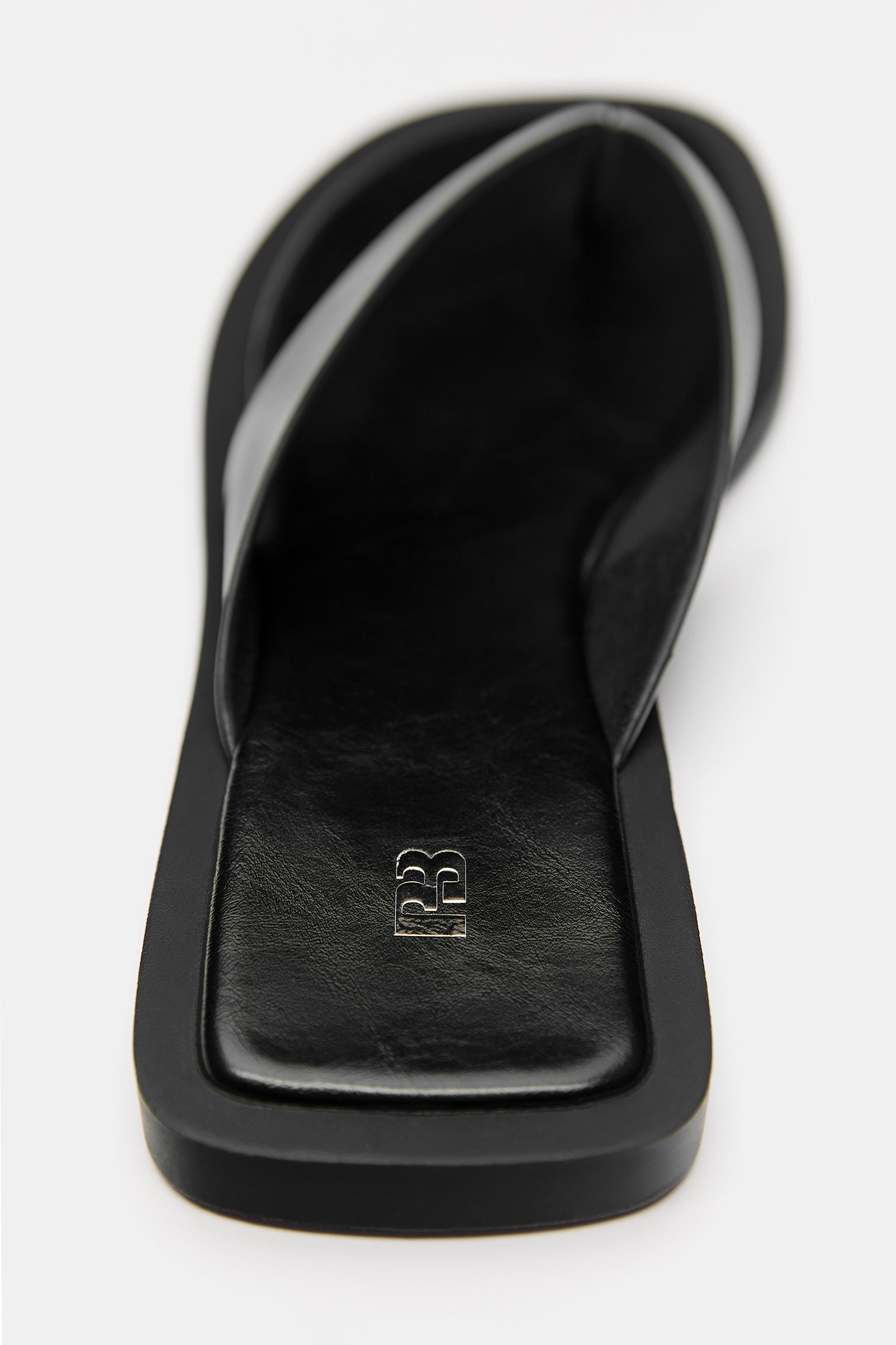 Flat strappy sandals — Black