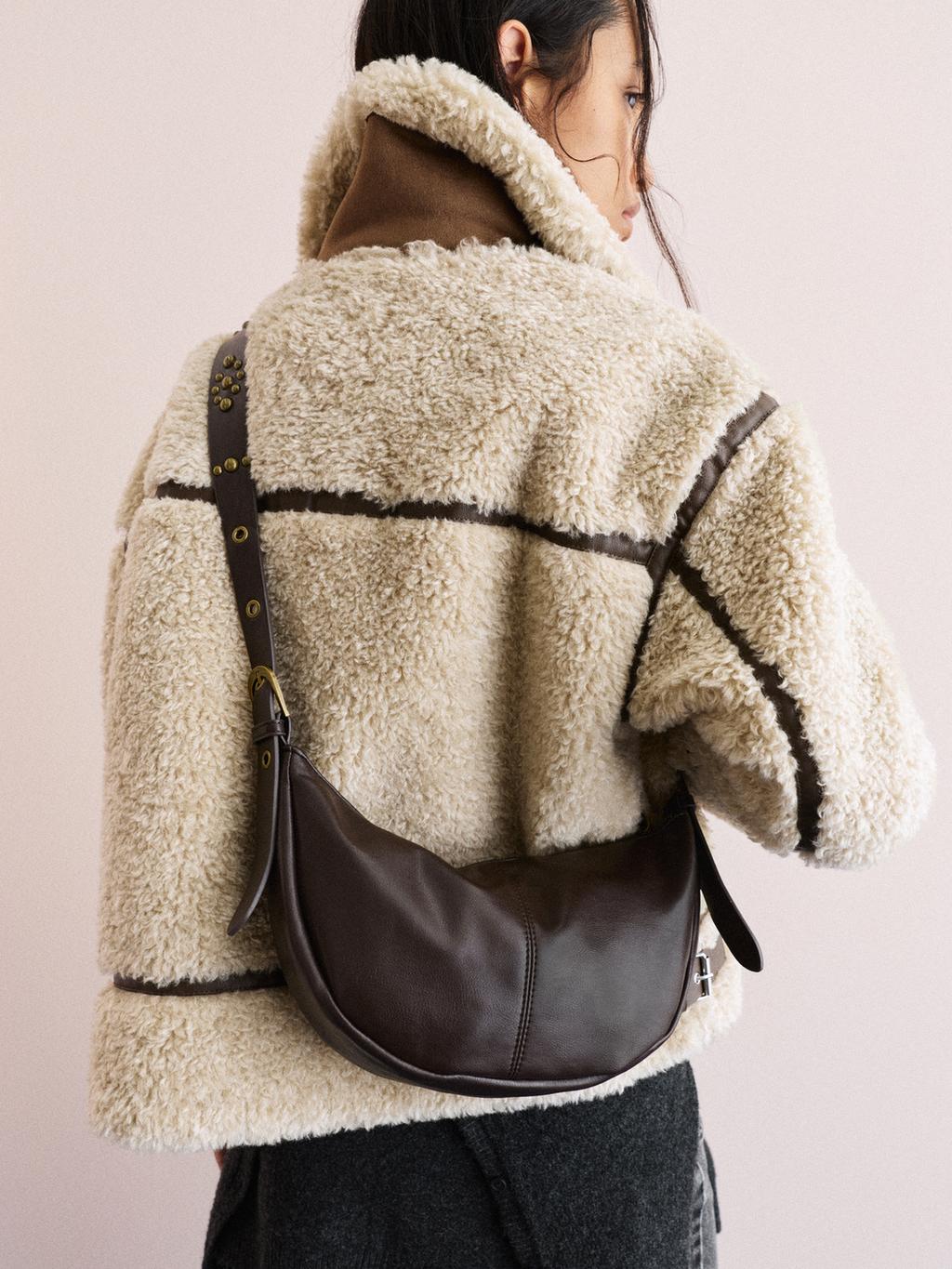 Bolso bandolera tachuelas PULL&BEAR