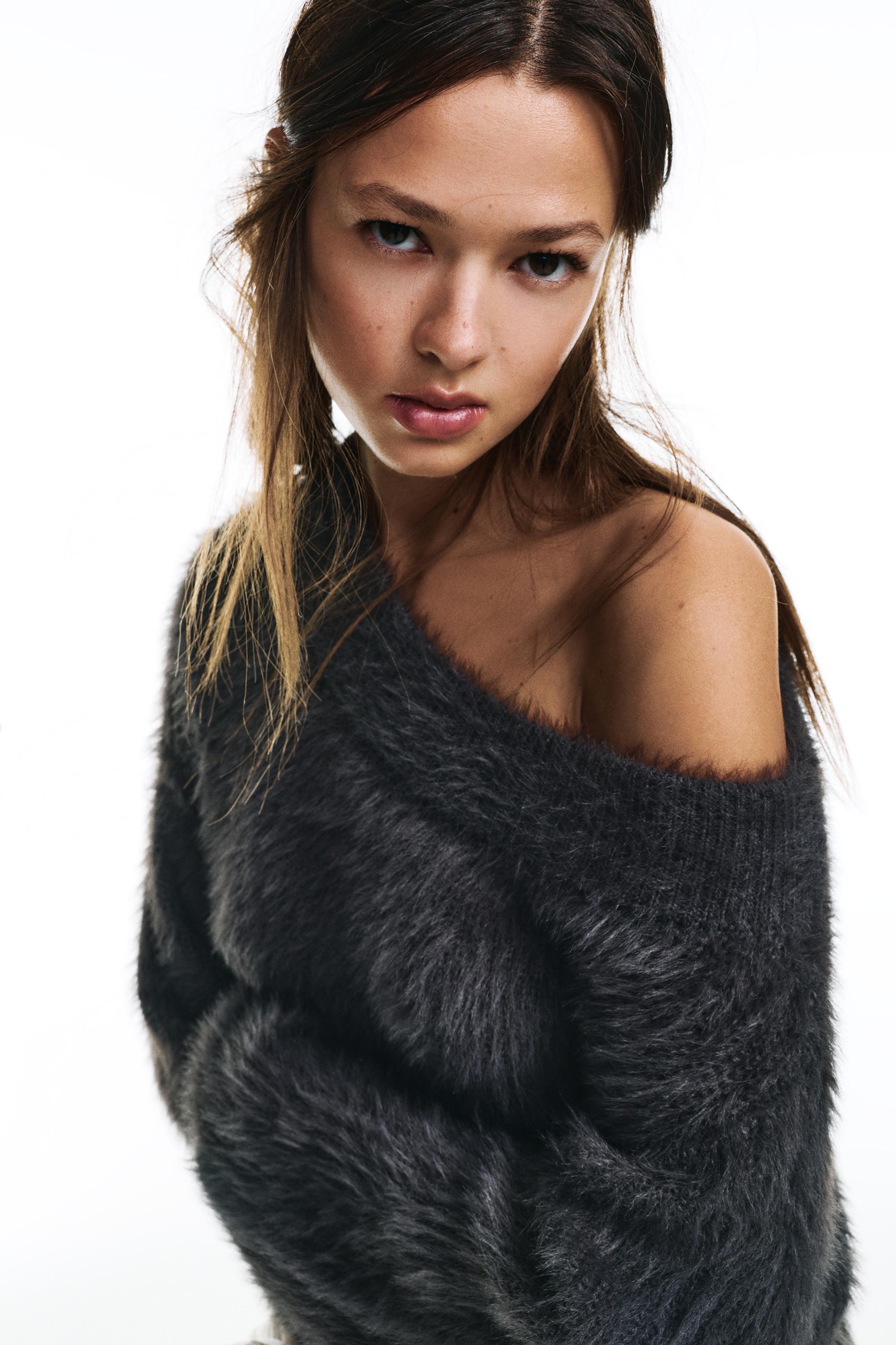 Asymmetric faux fur sweater — Lead