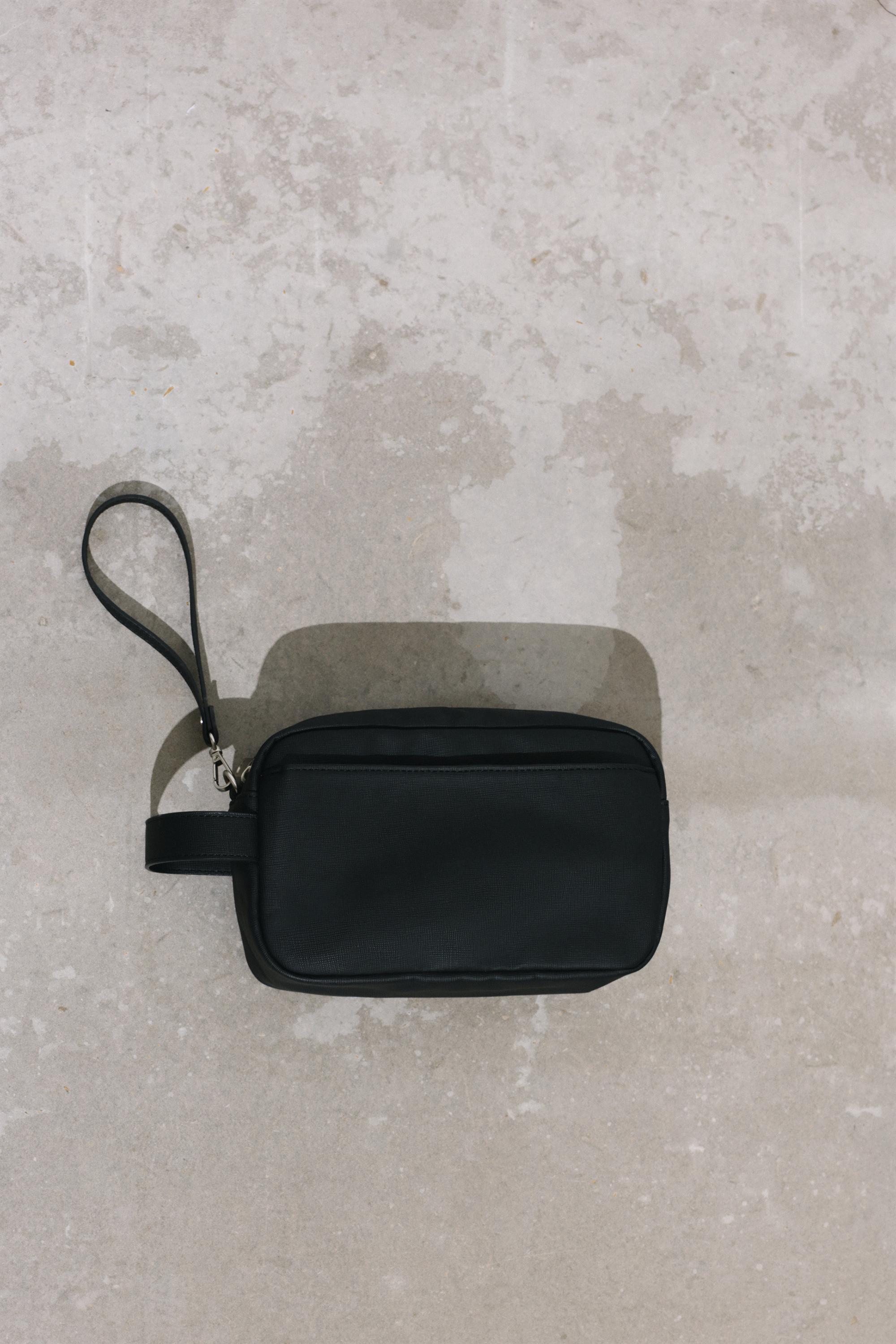Wash bag with handle — Black