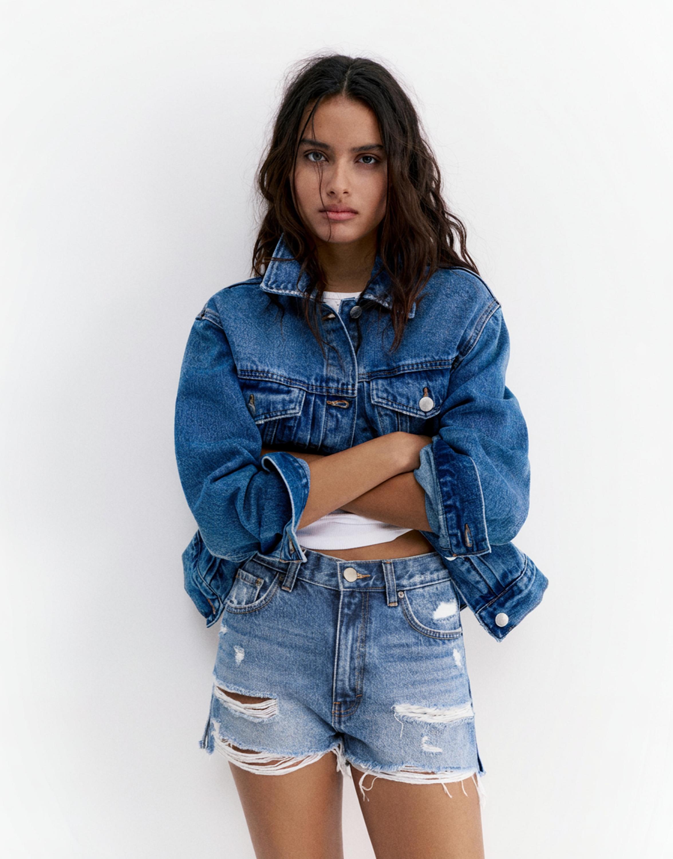 Denim shorts with frayed hems — Medium blue