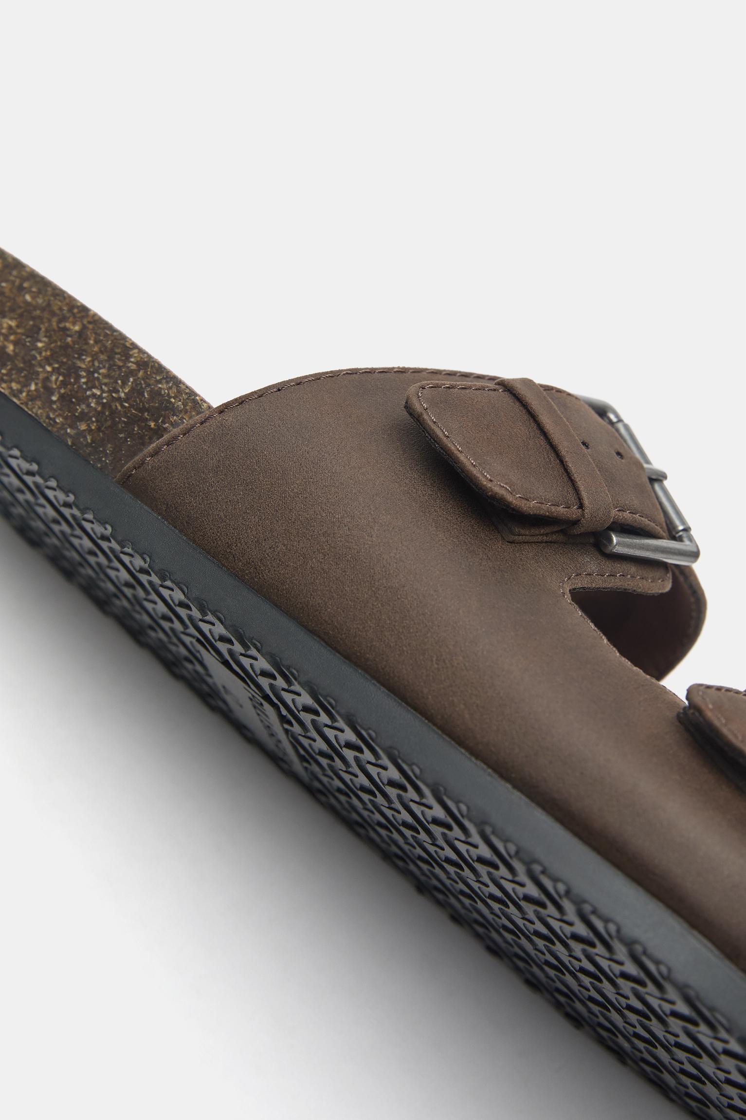 Buckled flat sandals — Brown
