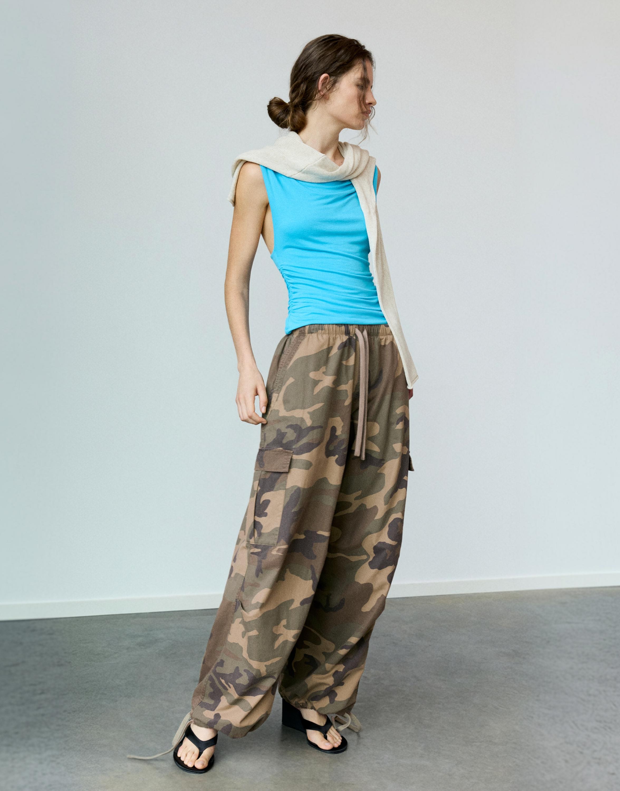 Printed parachute trousers — Khaki